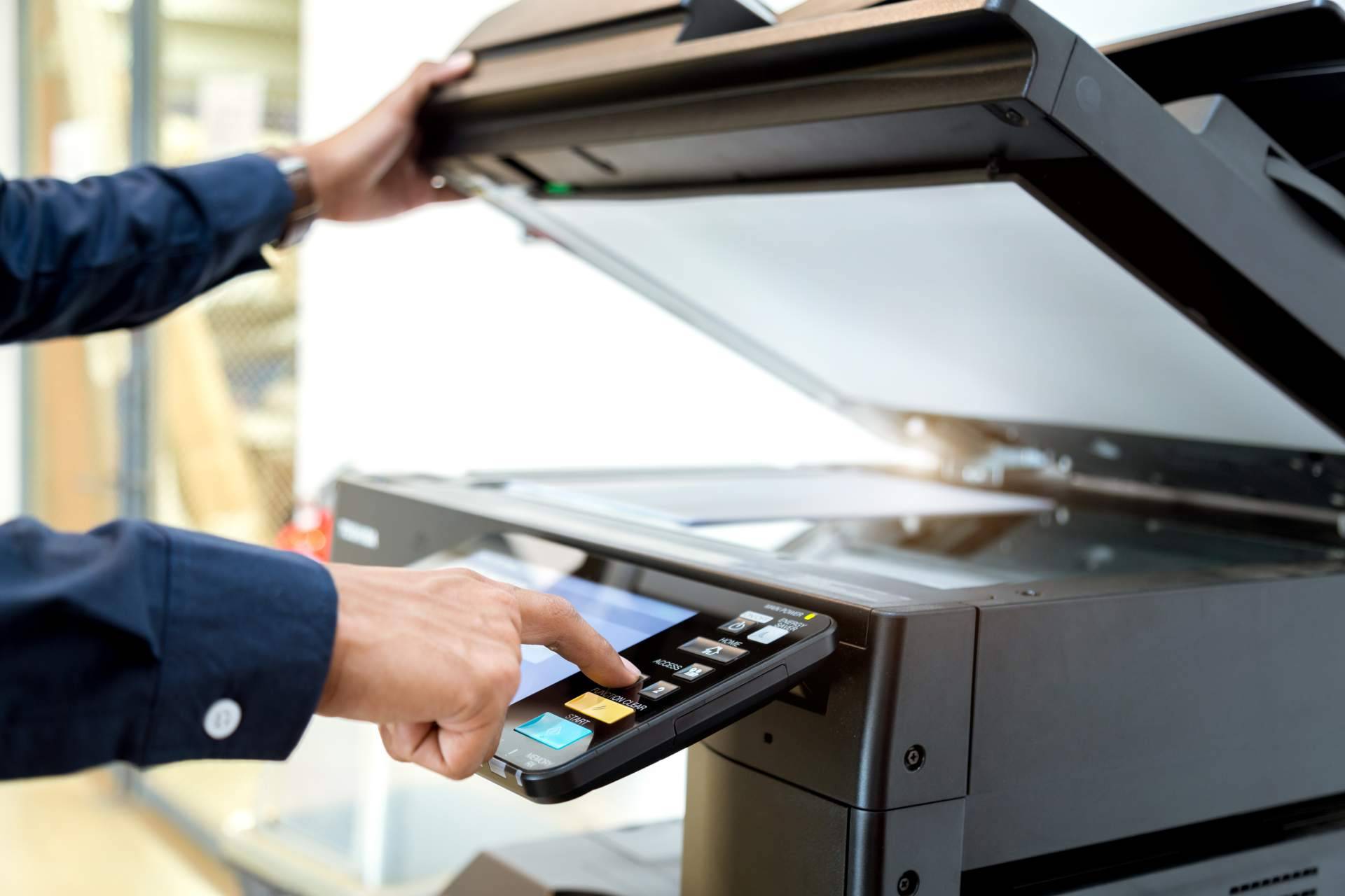 La copistería online low cost Fotocopia Barata permite imprimir, encuadernar, plastificar apuntes y además recibirlos en casa