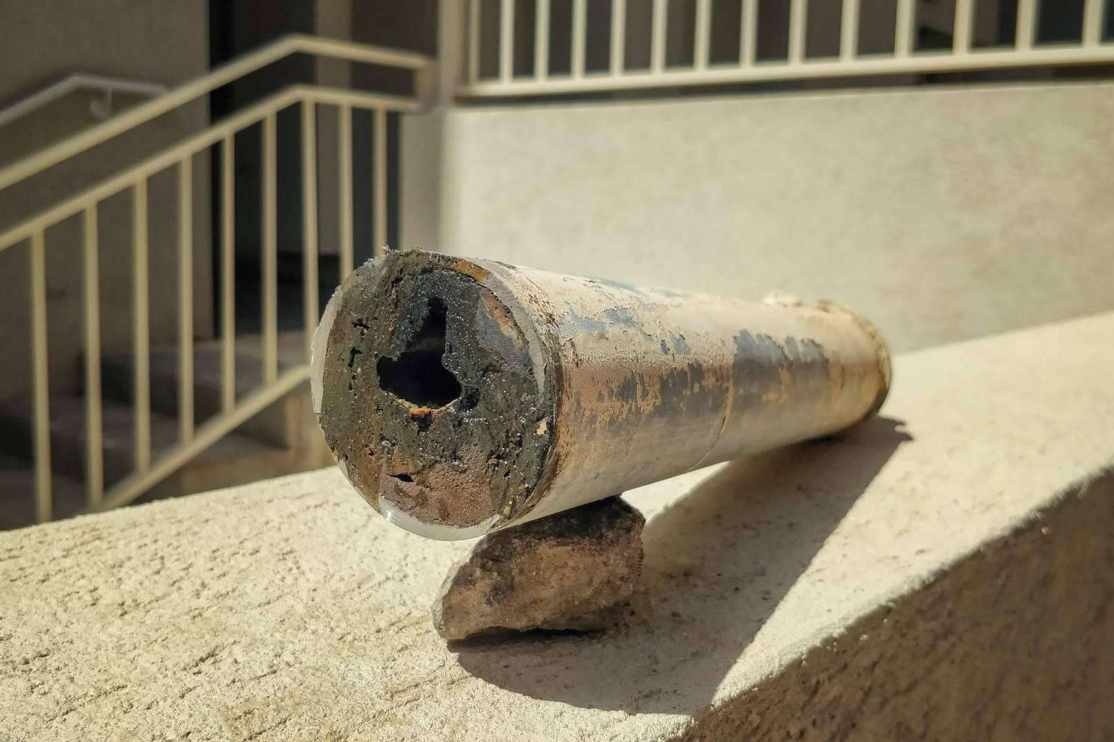 Descalcificación de tuberías de agua caliente con Rey Tuberías, expertos en desatoros en Málaga
