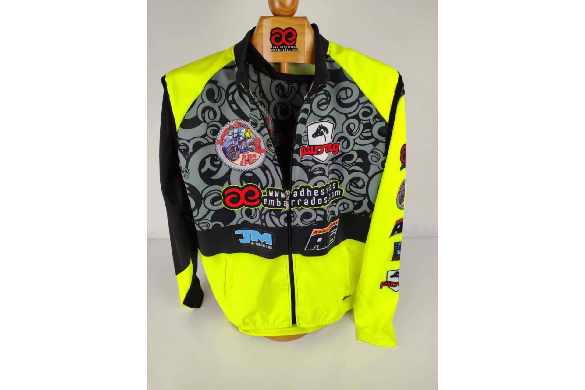ADHESIVOSEMBARRADOS permite crear una imagen exclusiva con equipación de enduro y motocross personalizada