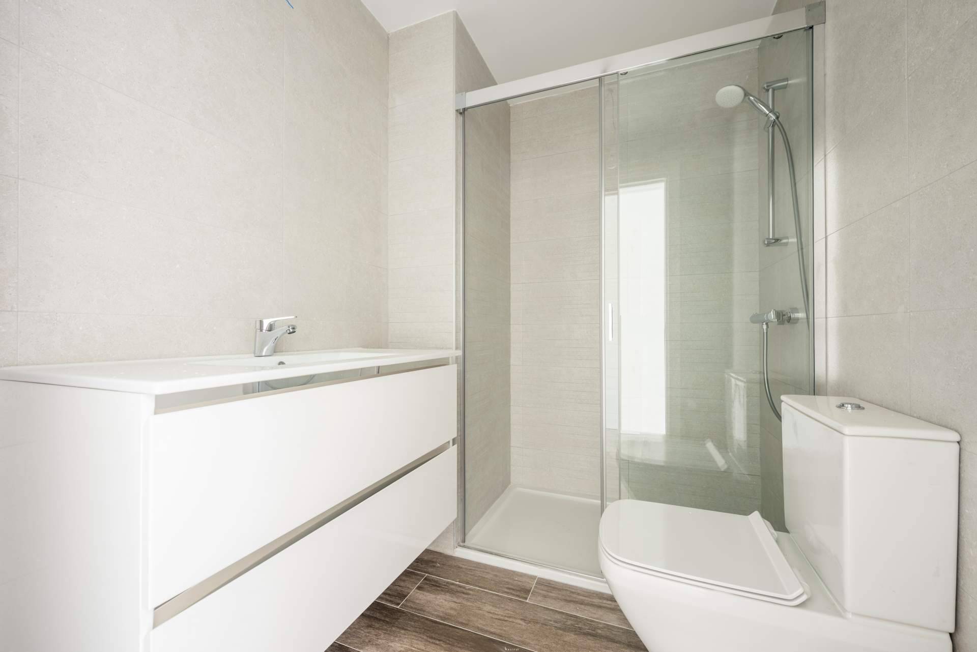 ¿Cuáles son los beneficios de instalar un plato de ducha en lugar de una bañera?