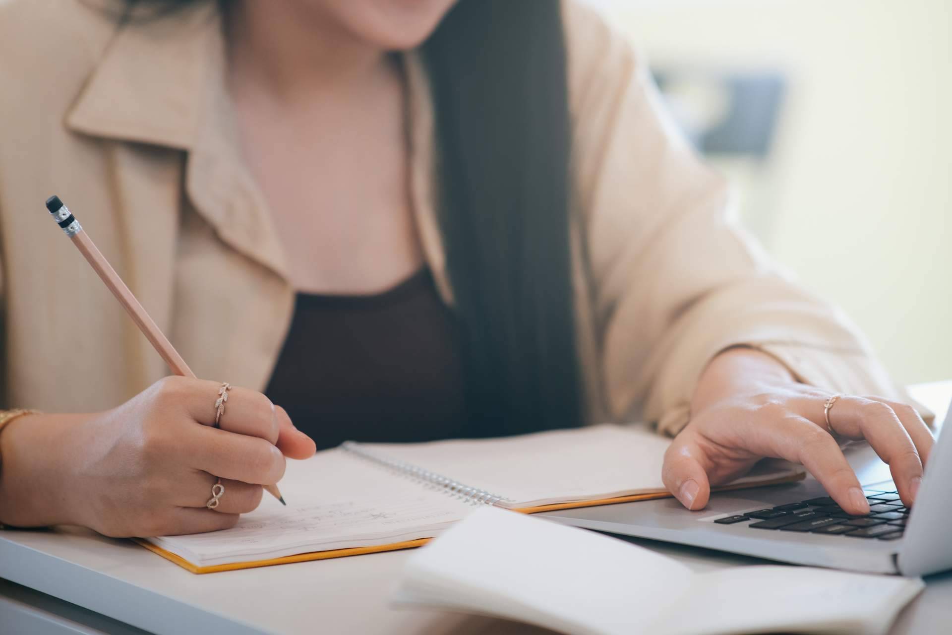 Aprobar el TFG, TFM o la Tesis Doctoral con la ayuda de los profesionales de Ayuda Universitaria