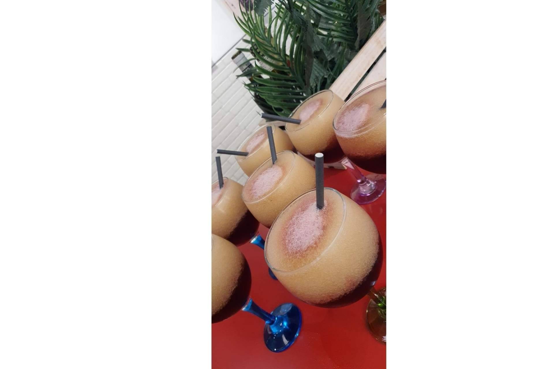 Disfrutar de una sangría de cava artesanal en La Taberna Casera
