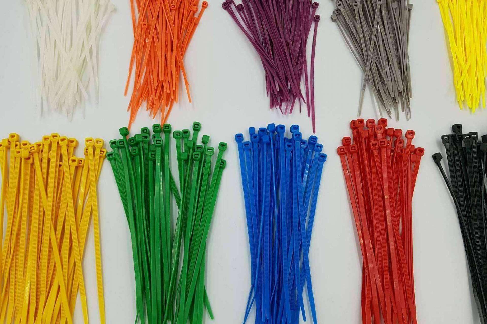 Conocer todos los usos de las bridas de plástico de colores de Infosolucion