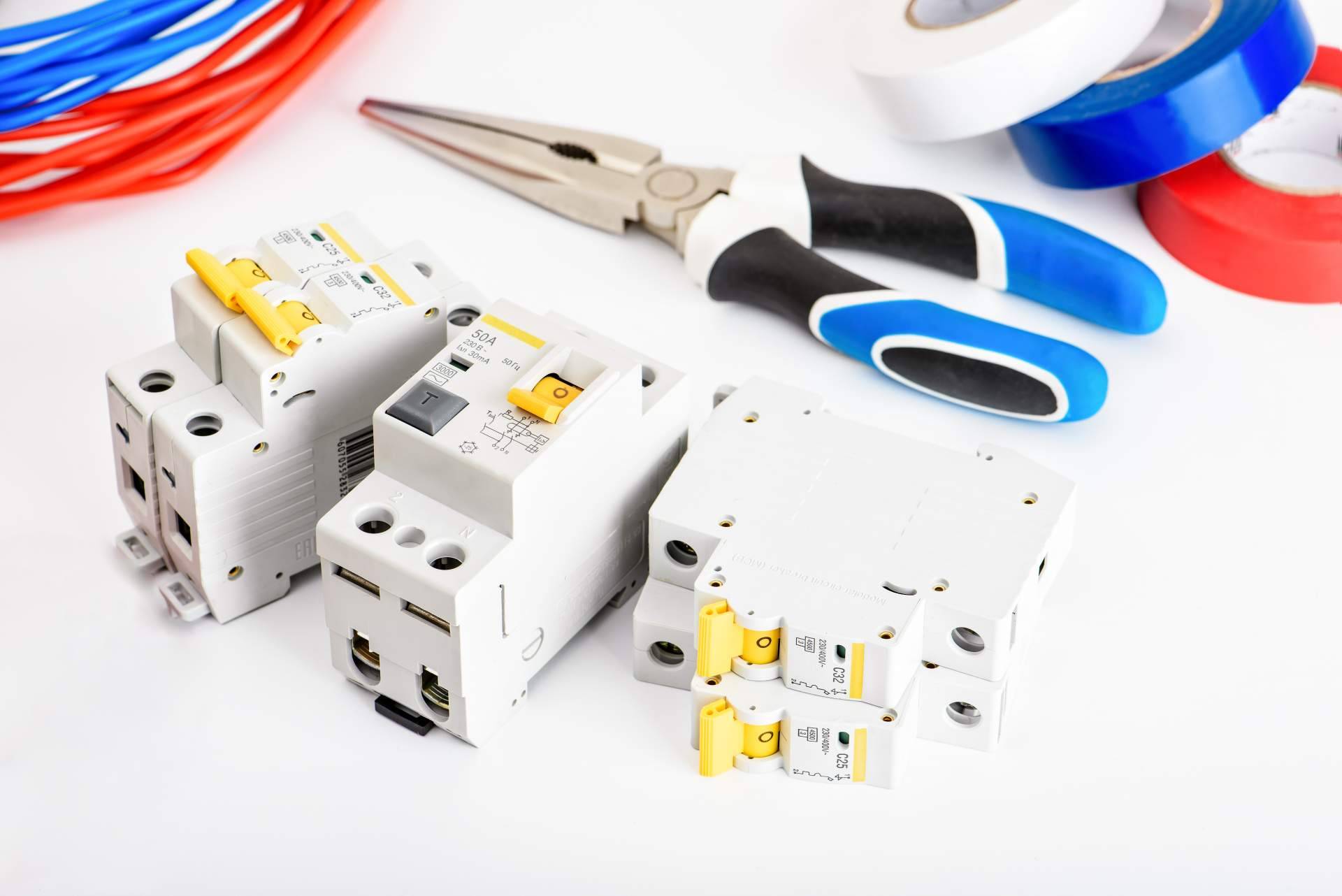 Los beneficios de utilizar un protector contra sobretensiones en el hogar