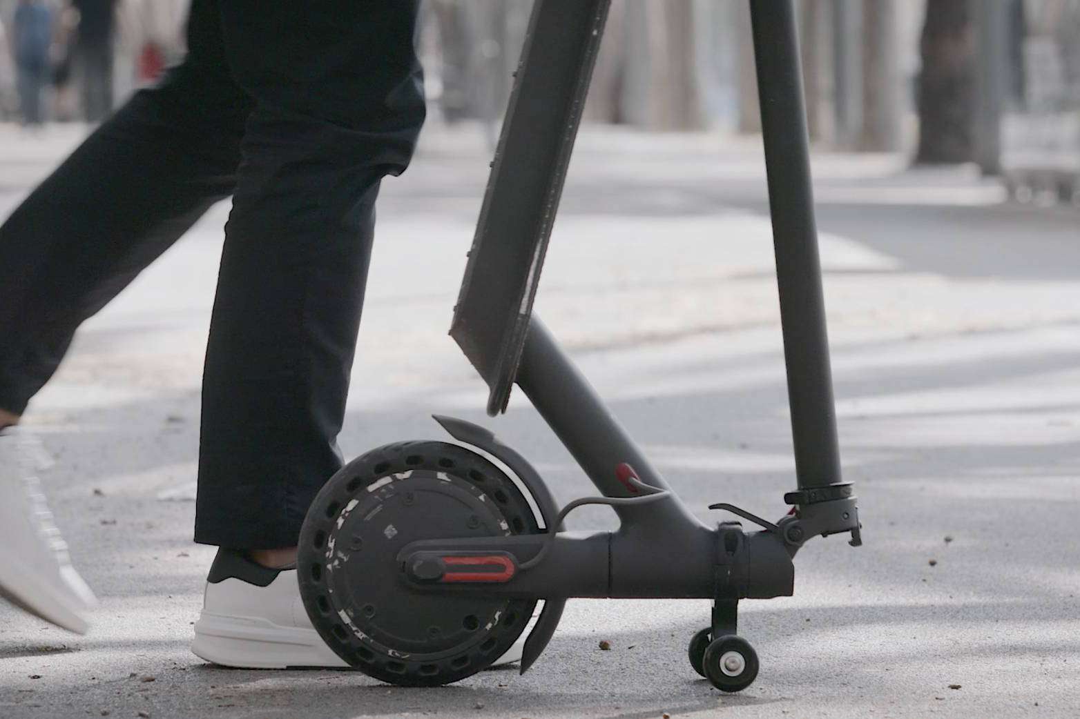 El soporte de Techmotion Electronics para guardar en vertical el patinete ya consiguió un 25 % de su objetivo de financiación en su primera semana de campaña de crowdfunding