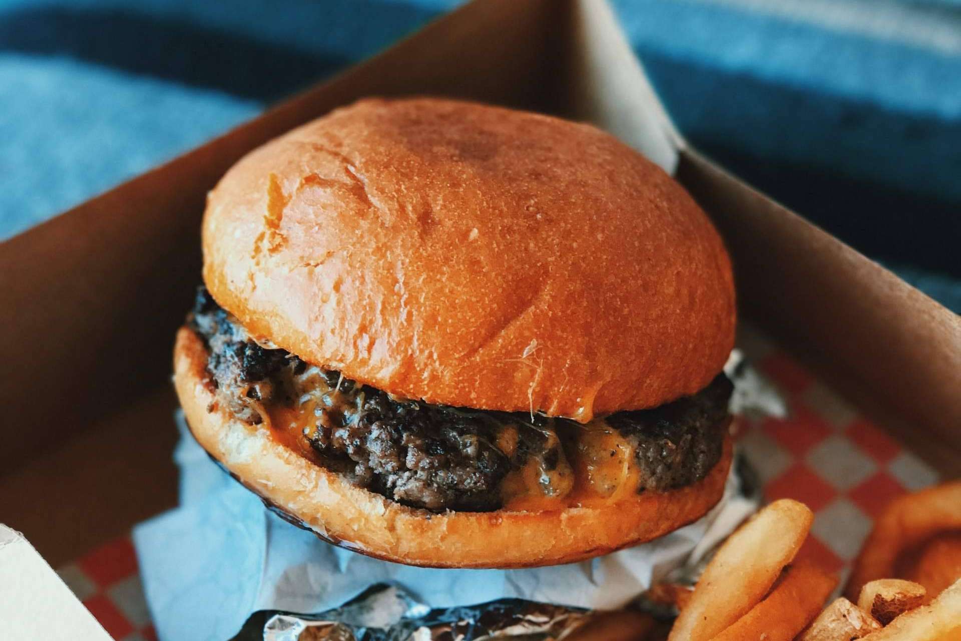 Las cajas para hamburguesa de Punto Qpack se ajustan a la tendencia de las smash burguers