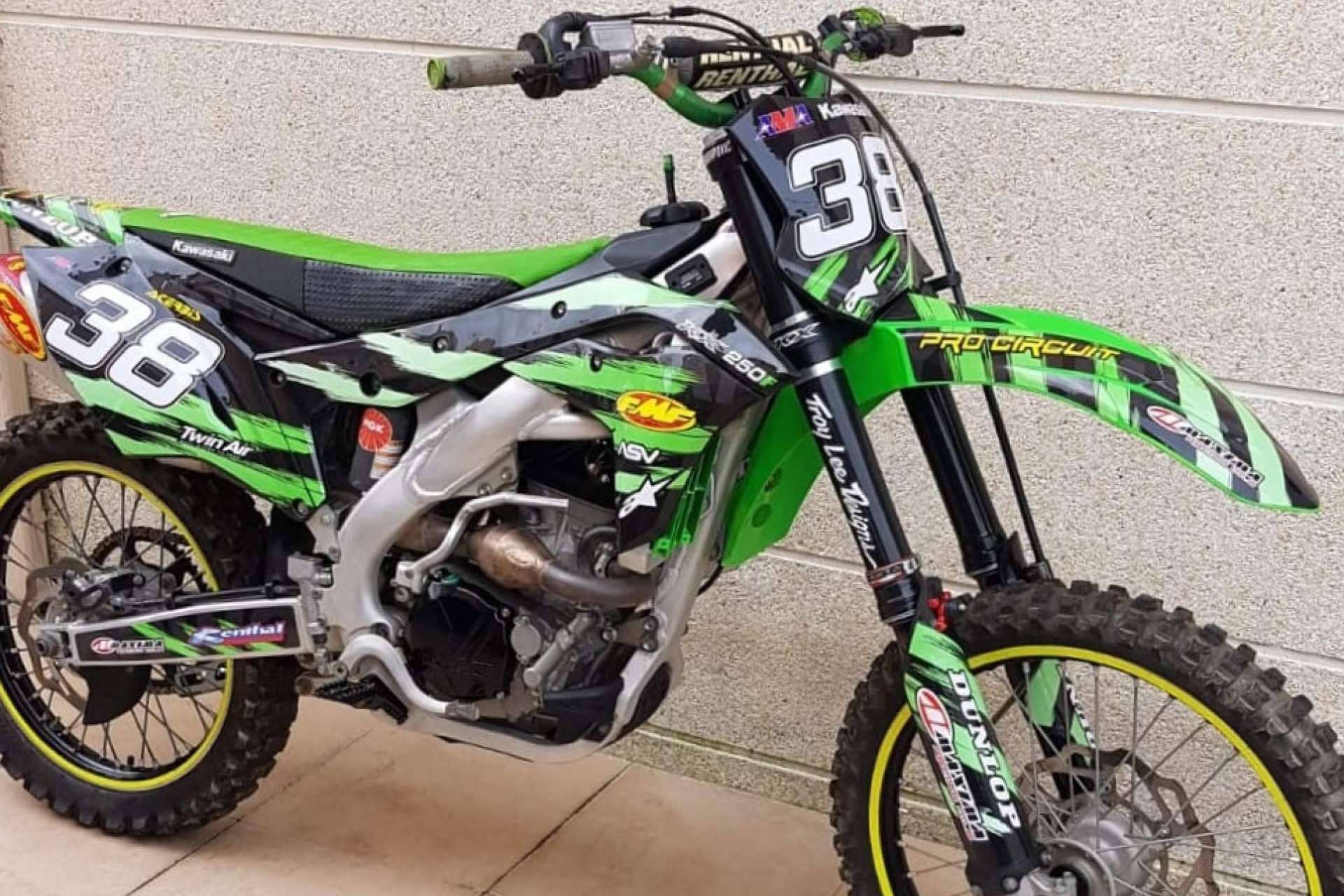 La tienda ADHESIVOSEMBARRADOS ofrece una amplia variedad de opciones en plásticos y adhesivos para motos de cross y enduro