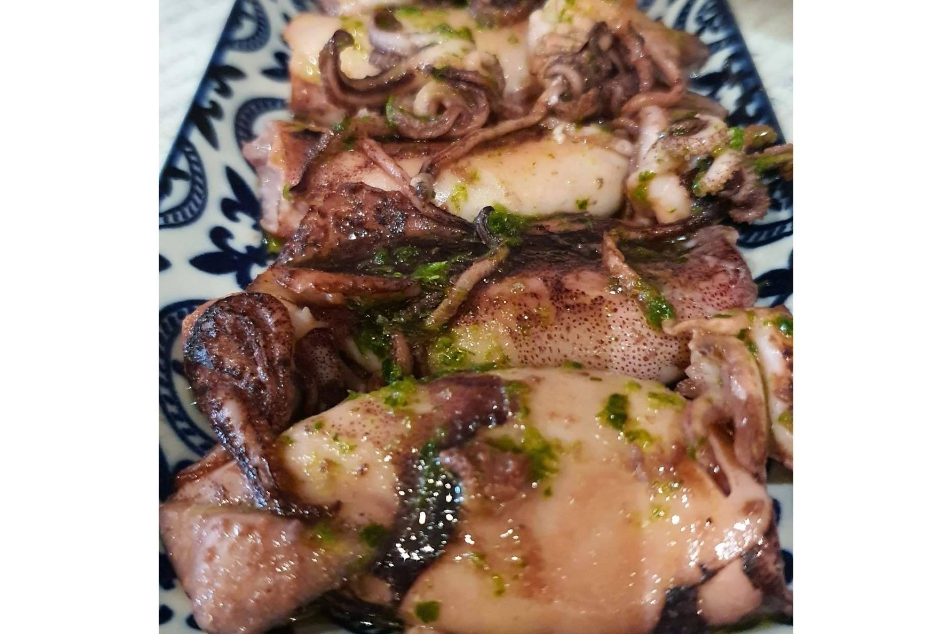 Degustar comida casera y tradicional en el restaurante de El Cabañal, La Taberna Casera