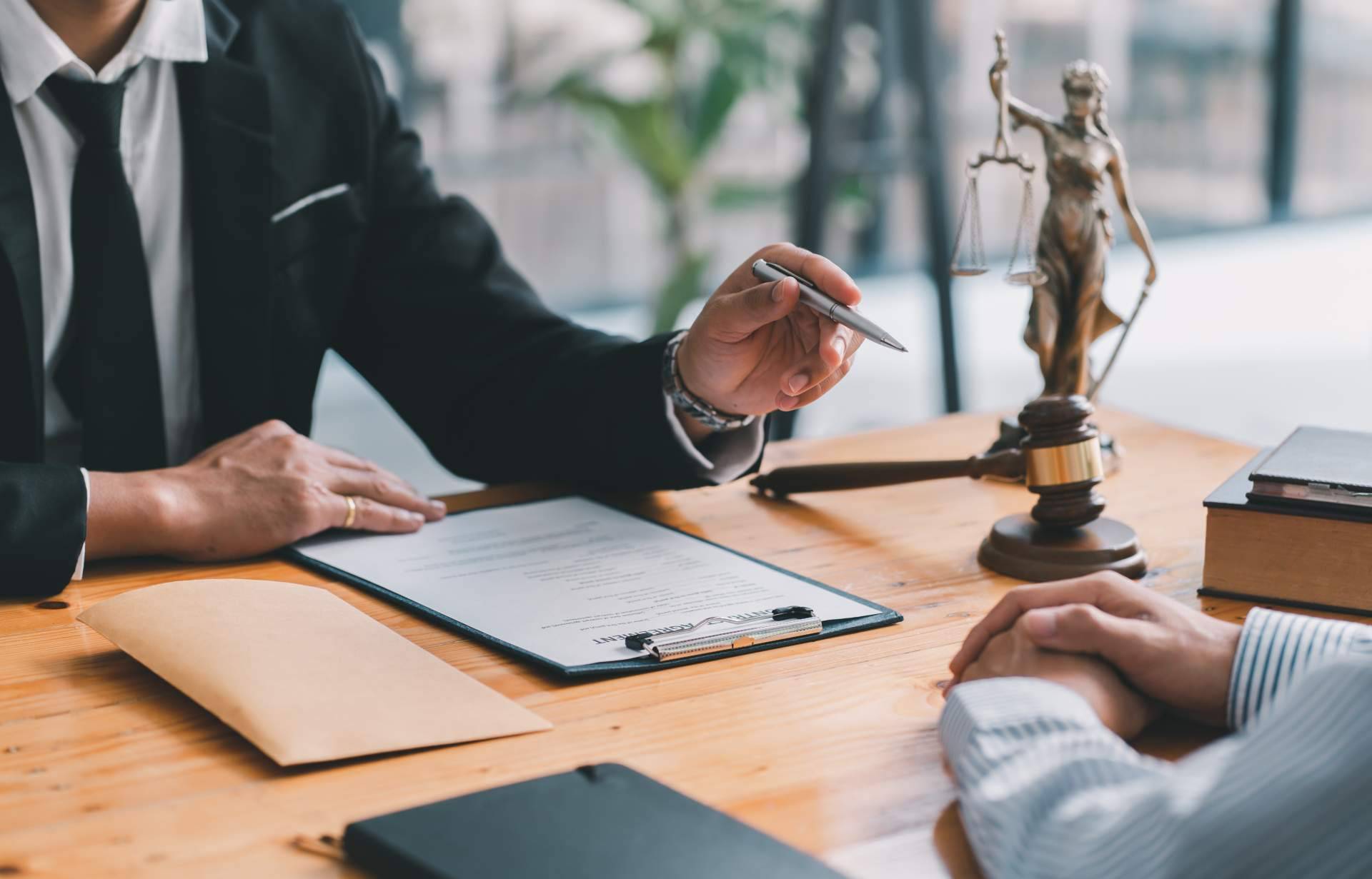 ¿Por qué es necesario contratar a abogados especialistas para la constitución de una fundación?