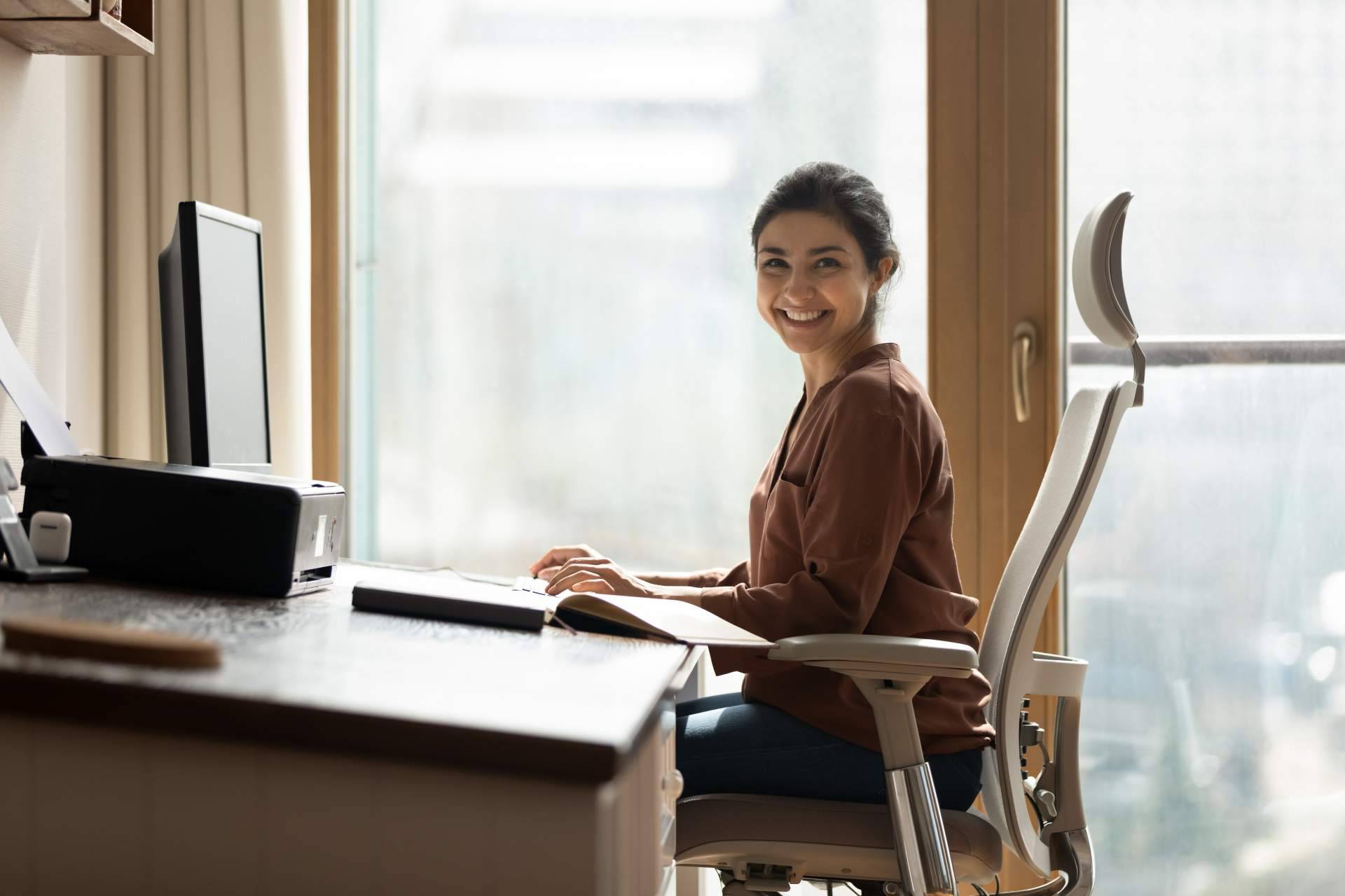 Usar sillas ergonómicas en la oficina de la mano de OfficeDeco