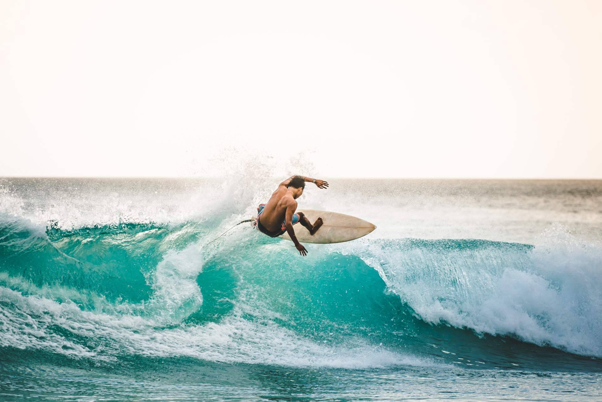 Practicar surf en la playa de Berria de la mano de Watsay Surf School