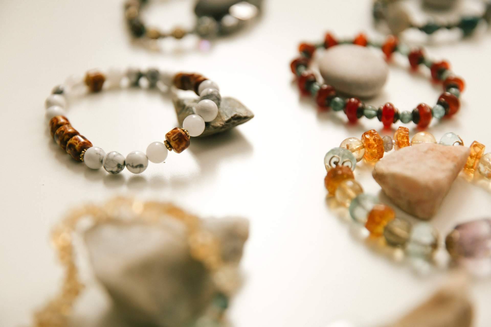 Piedras naturales relacionadas directamente con cada chakra, de la mano de Tierra de Gemas