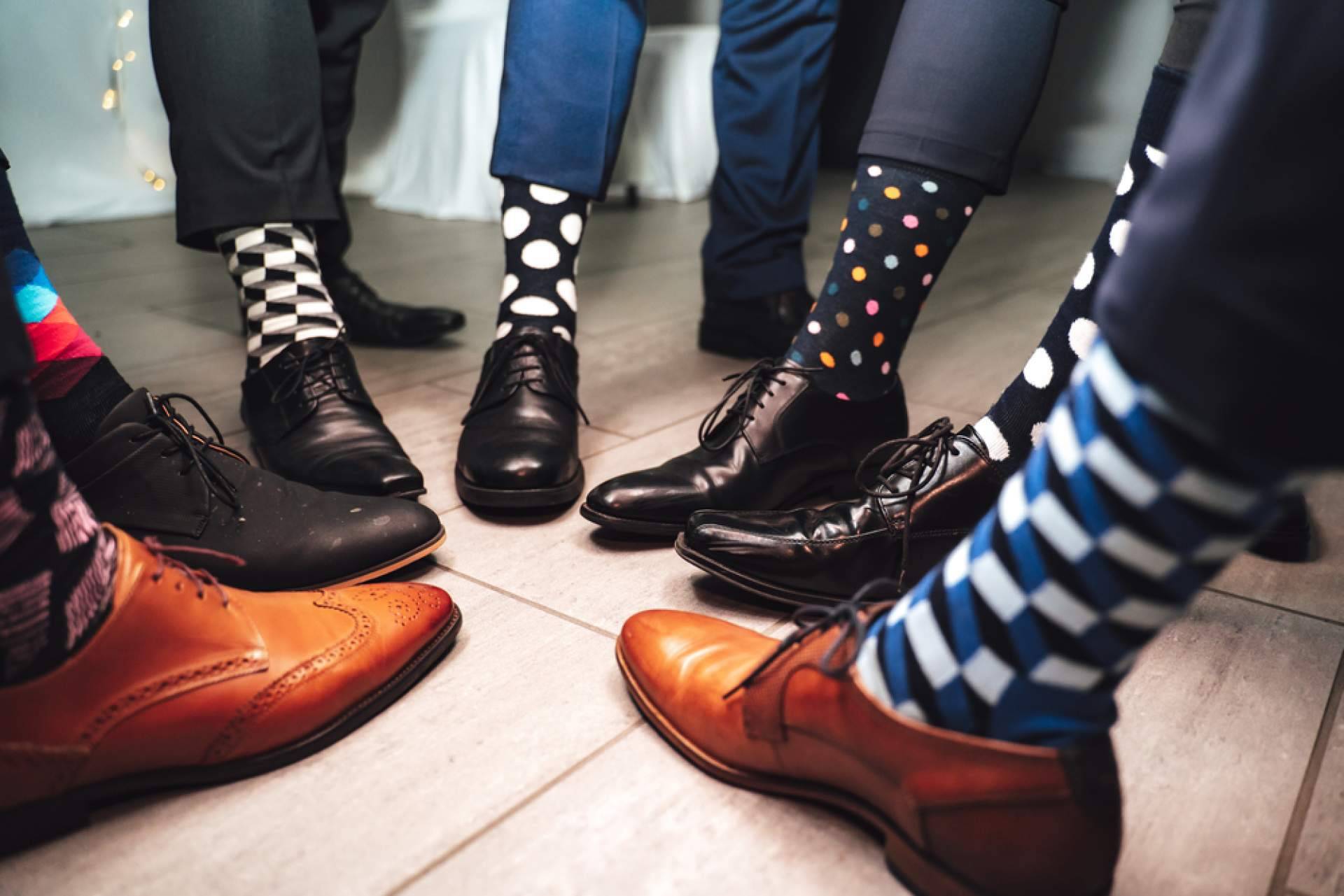 Socks Market destaca los calcetines altos como clave de un look elegante