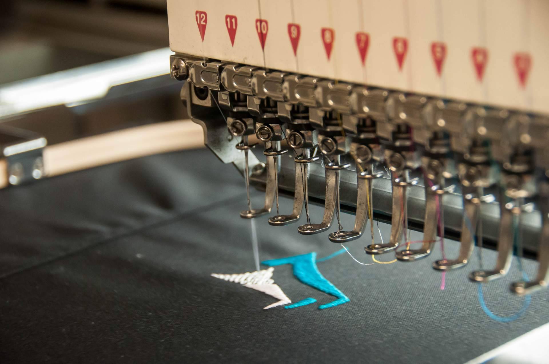 Los parches bordados son ideales para personalizar los uniformes de empresas y la equipación deportiva, por LT Distribuidora
