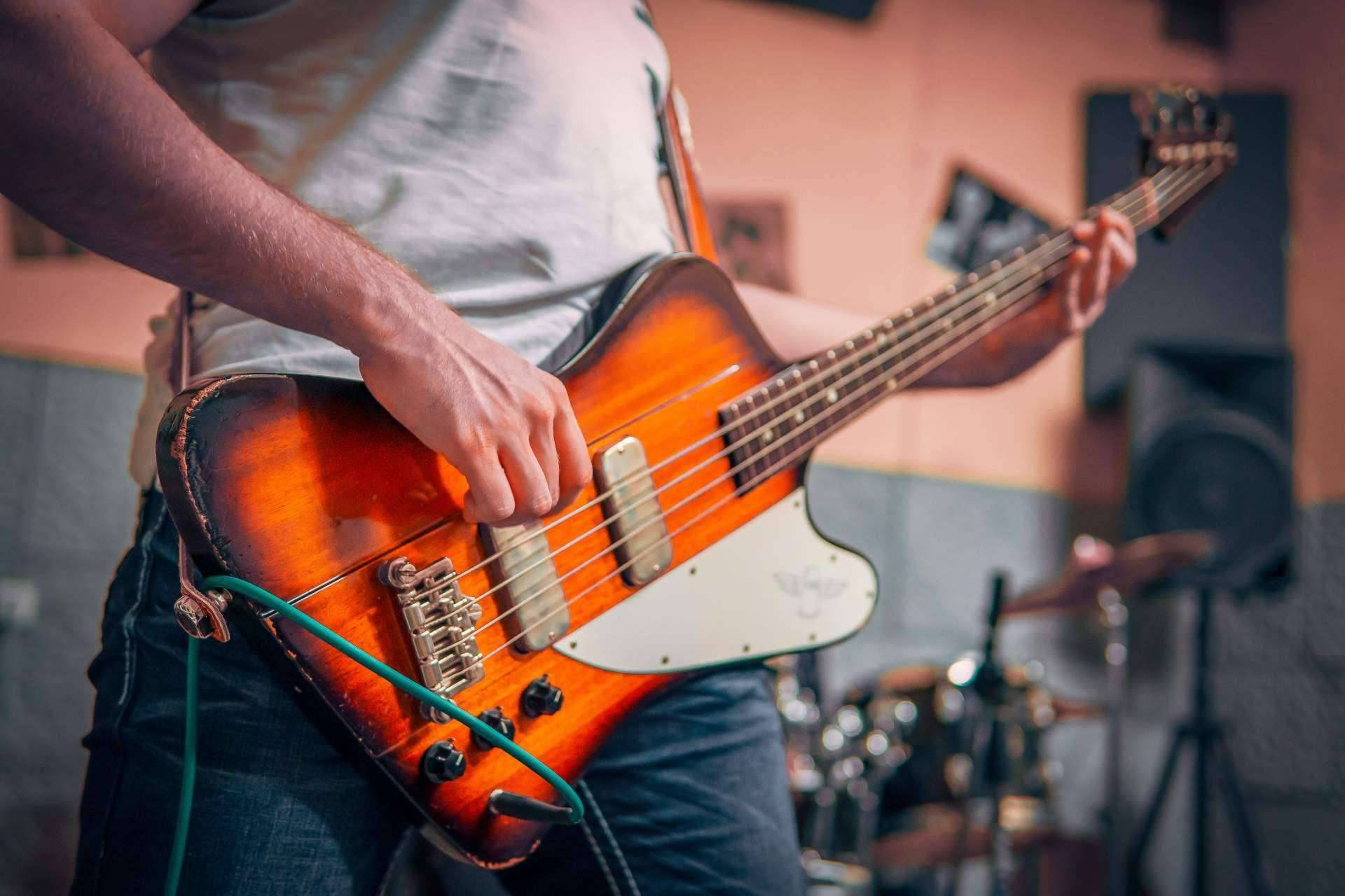 Las clases de bajo personalizadas 100 % online de Escuela de Música Erizo