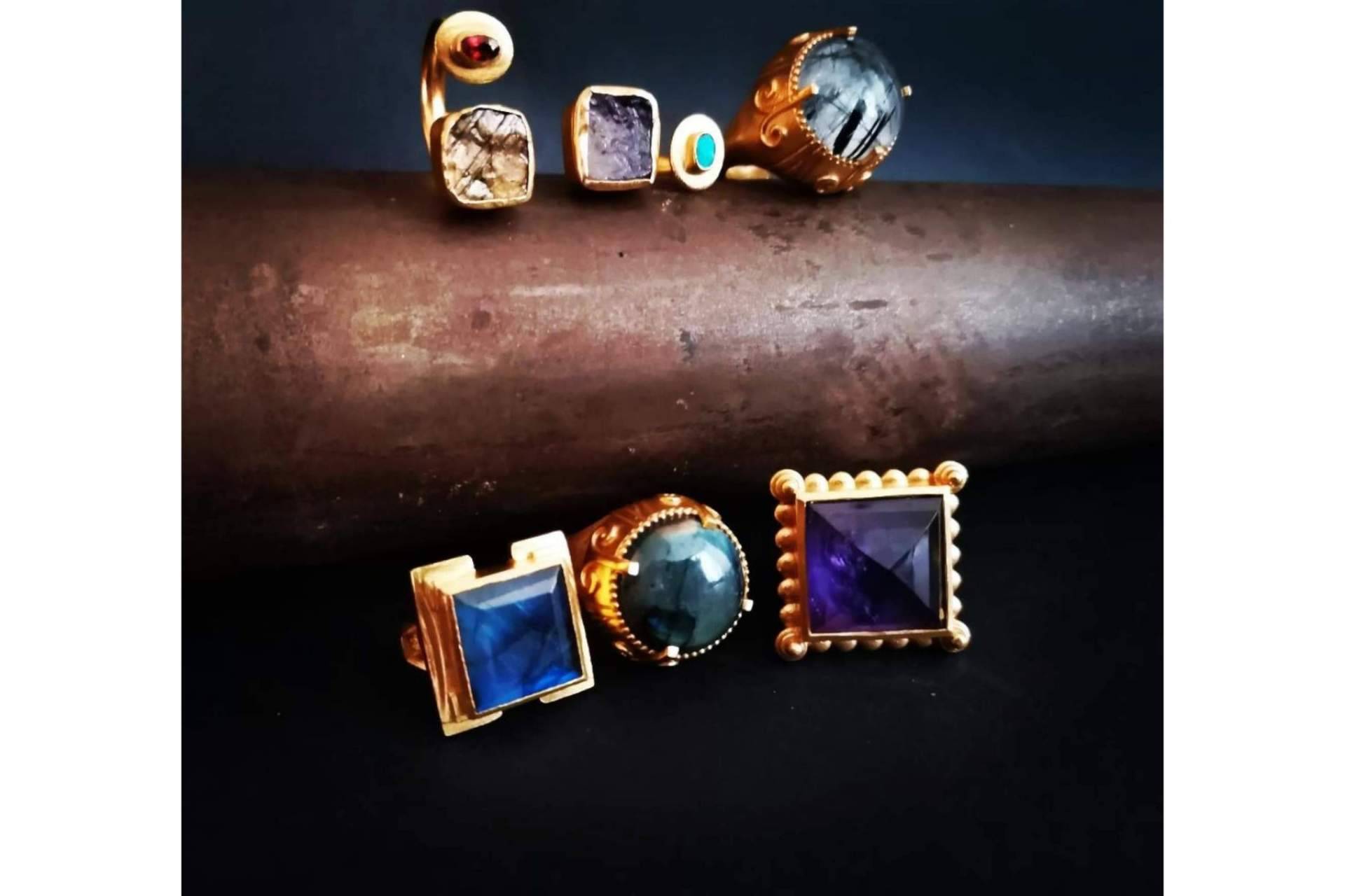 Anillos que incorporan piedras preciosas, por Isabel Lamadrid