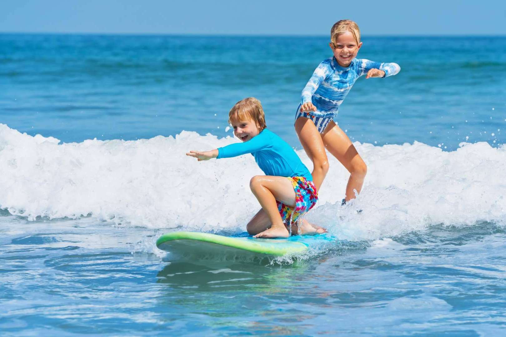 Watsay Surf School indica los beneficios del surf para niños