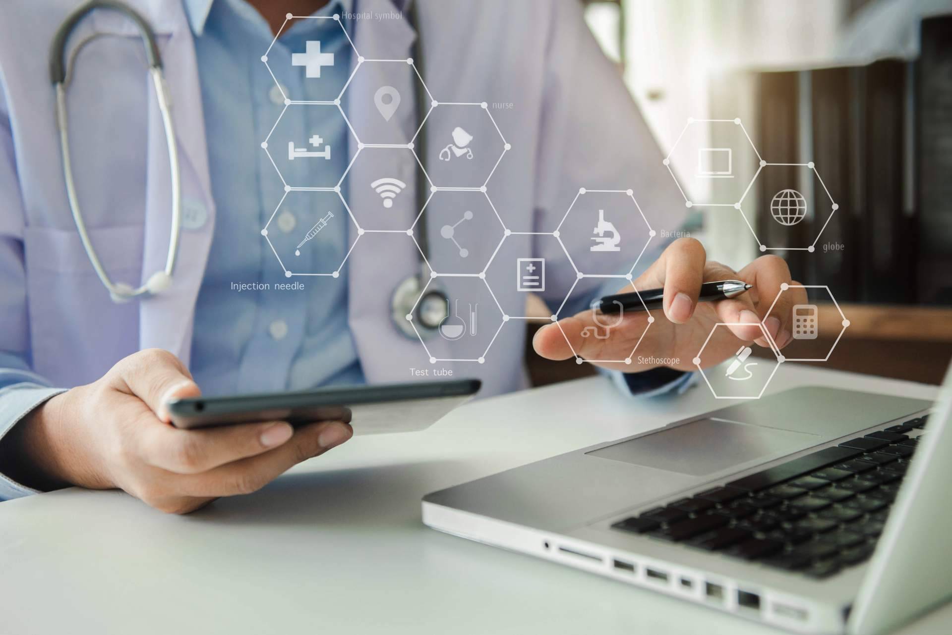 ¿Cuáles son los beneficios de la implementación de tecnología en los hospitales y centros sanitarios?