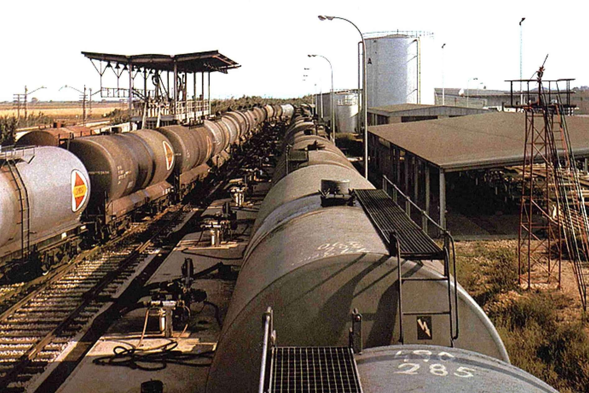 Se restaura un histórico vagón cisterna de CAMPSA por la Fundación del Patrimonio Ferroviario