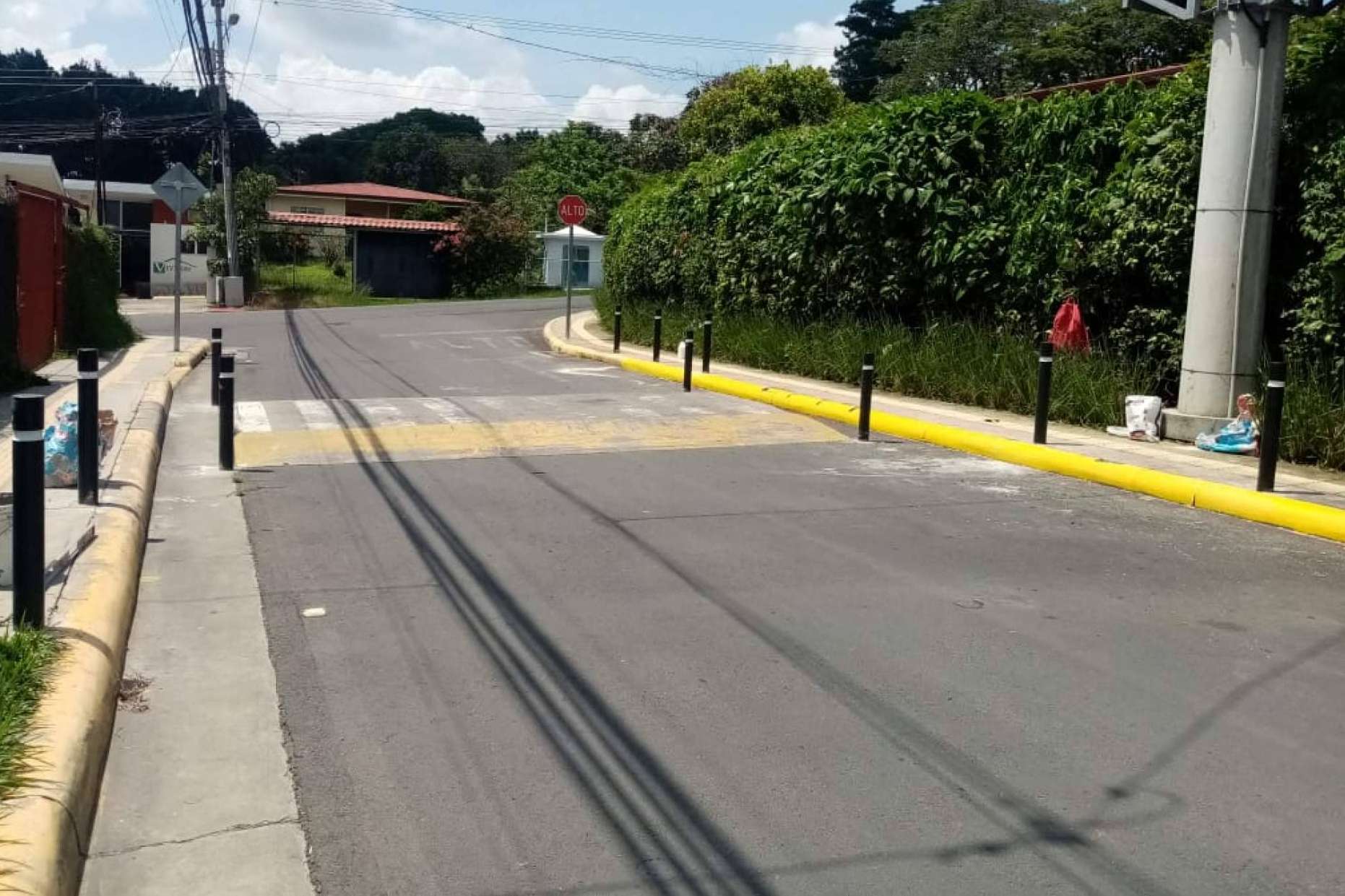 La firma Abadecom finaliza otra instalación de pilonas rígidas de plástico reciclado en Costa Rica