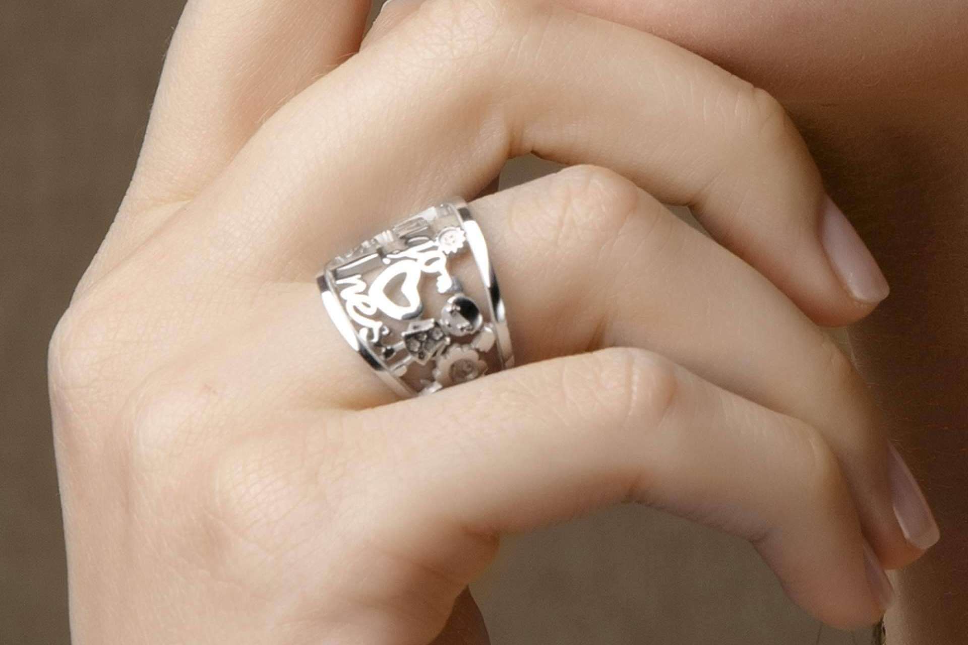 T-ADORO permite regalar una joya personalizada