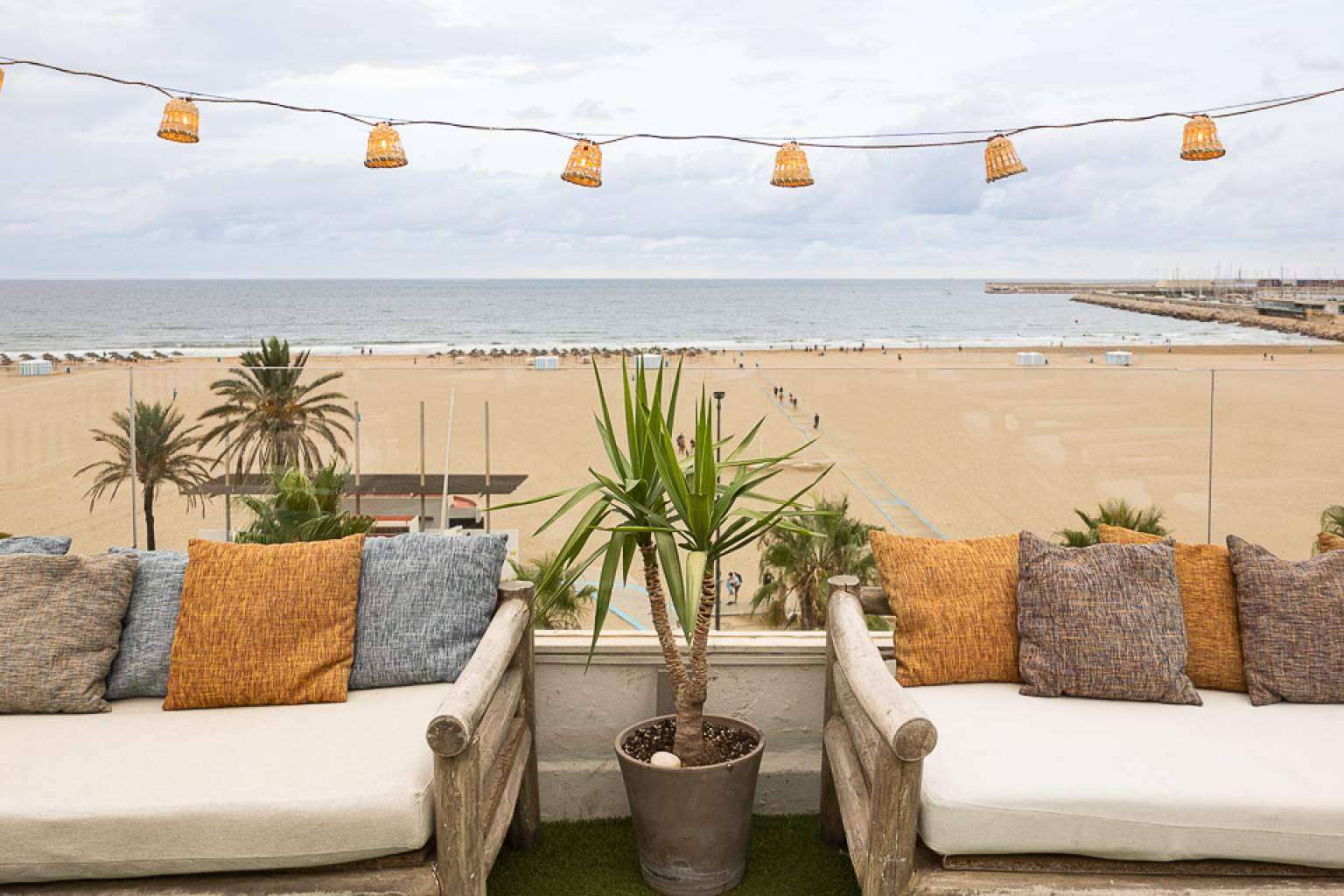 El restaurante mediterráneo Sabbia by Gabbeach cuenta con un hotel de diseño único cerca de la playa de Las Arenas