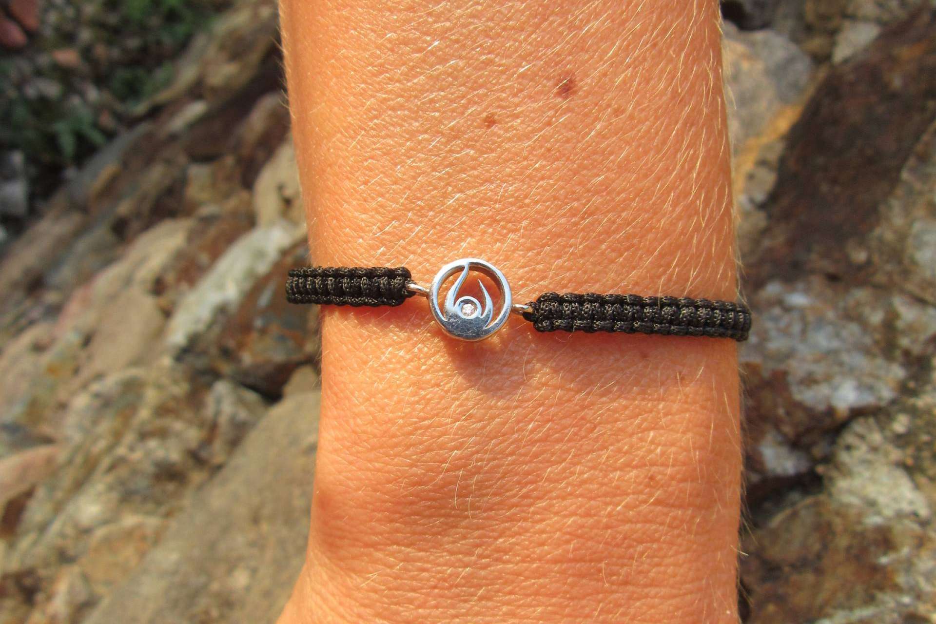 La unión de Mimoke Ethical Jewelry y Acción contra el Hambre para lanzar AQUA, la pulsera solidaria, cuya venta apoyará a comunidades sin acceso a agua potable
