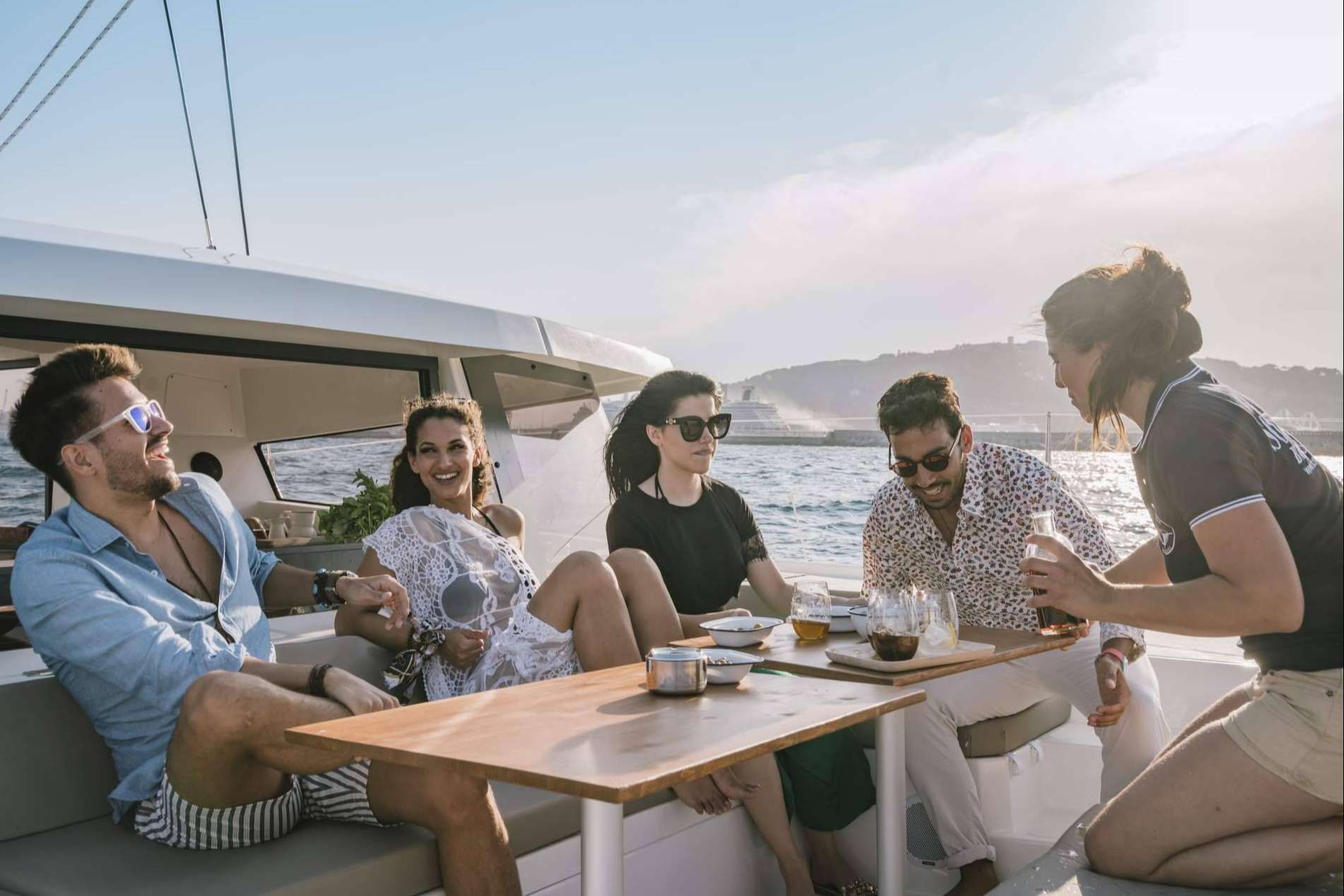 Disfrutar de un catamarán privado en Barcelona con Sondevela