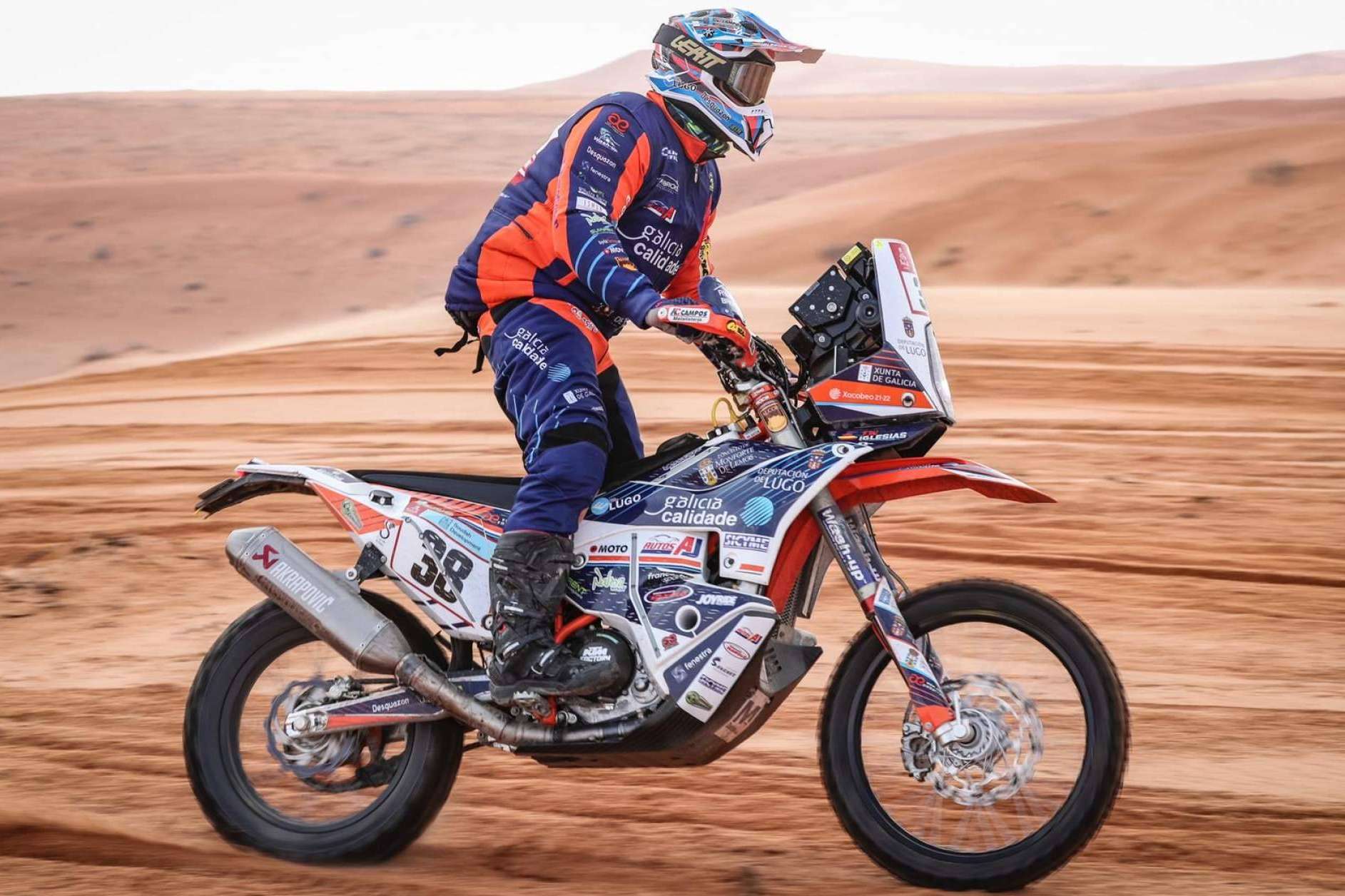 ADHESIVOSEMBARRADOS permite renovar fácilmente la apariencia de una moto con plásticos y adhesivos para motos off-road