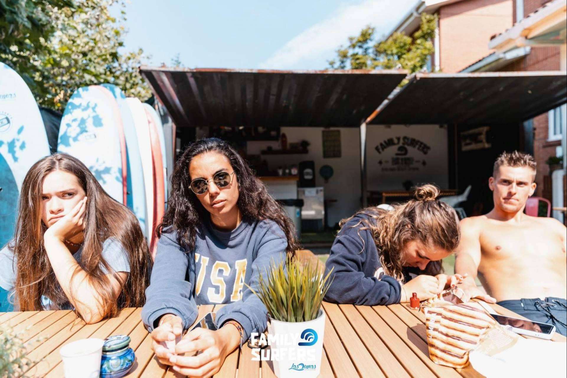 Entre los jóvenes, la propuesta de Family Surfers - Surfcamp Las Dunas se establece como un turismo de moda