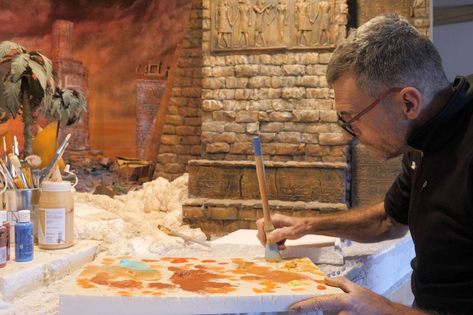 El canal de YouTube de Ramón Colomer muestra vídeos del proceso de construcción de sus dioramas de las 7 maravillas del mundo antiguo