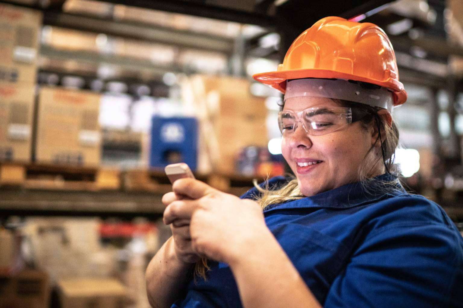 Con el consecuente riesgo para la empresa, el 53 % los trabajadores de primera línea utiliza su WhatsApp personal hasta 6 veces al día por trabajo