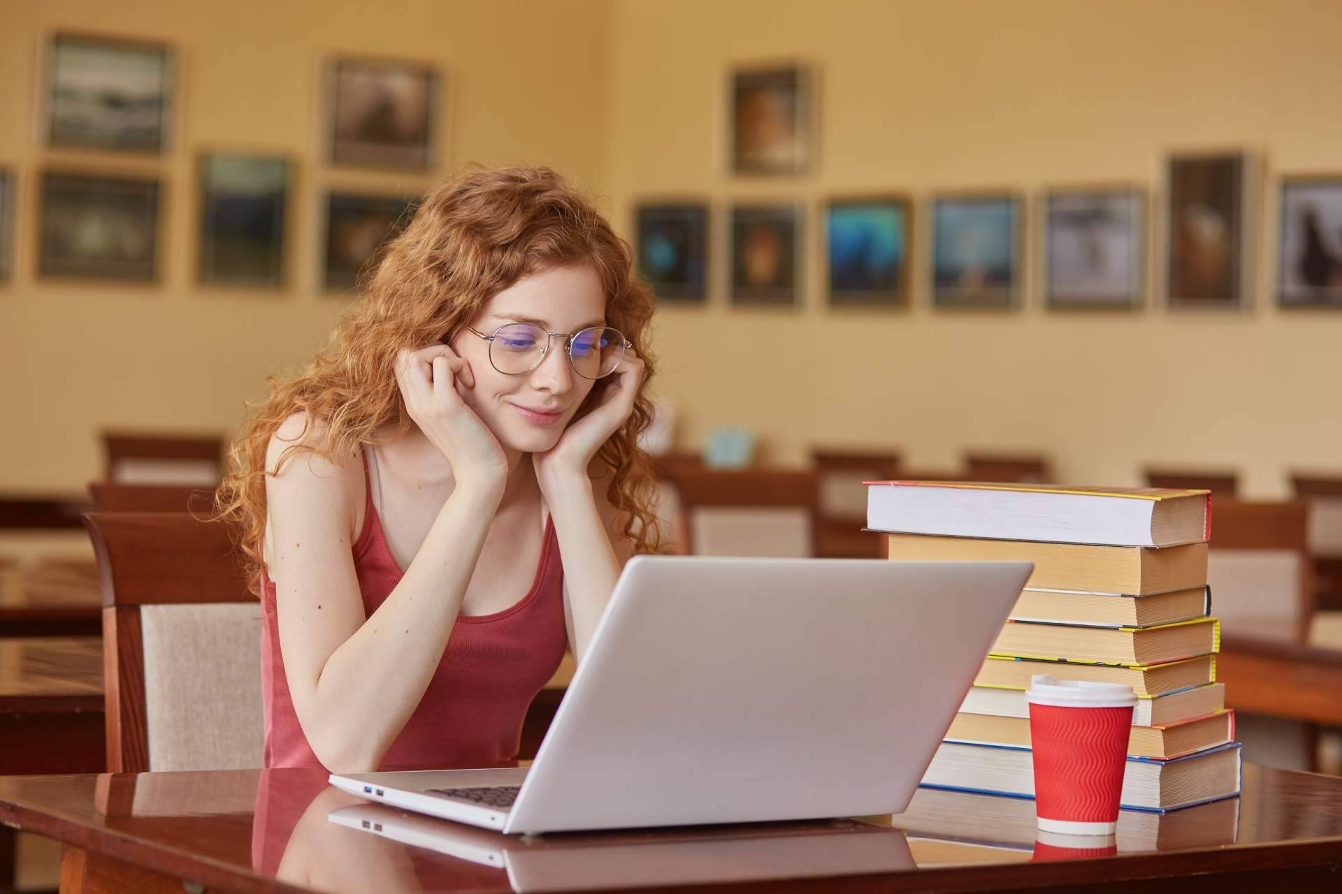 AFOE Formación ofrece información actualizada sobre las bolsas de trabajo para docentes de diferentes comunidades autónomas