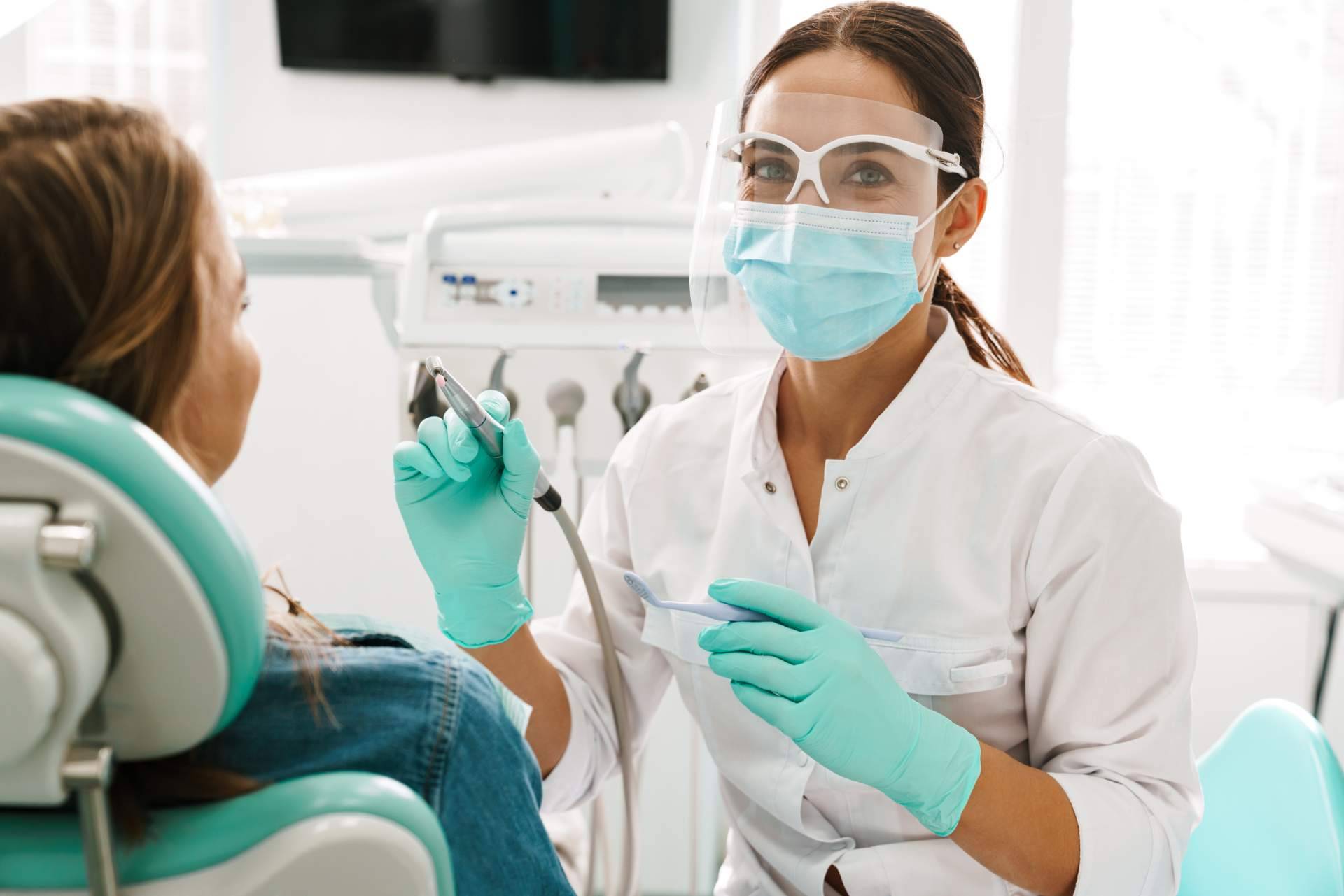 Tratamientos de implantes dentales y ortodoncia invisible en la clínica dental Miarensella