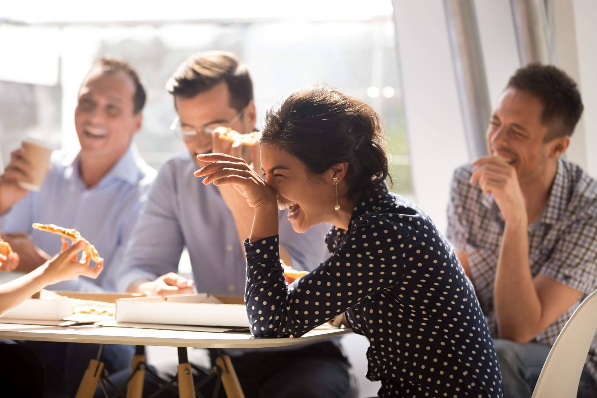 Cena y comida de empresa en Alicante, todo lo que ofrece Despedidas Karamba