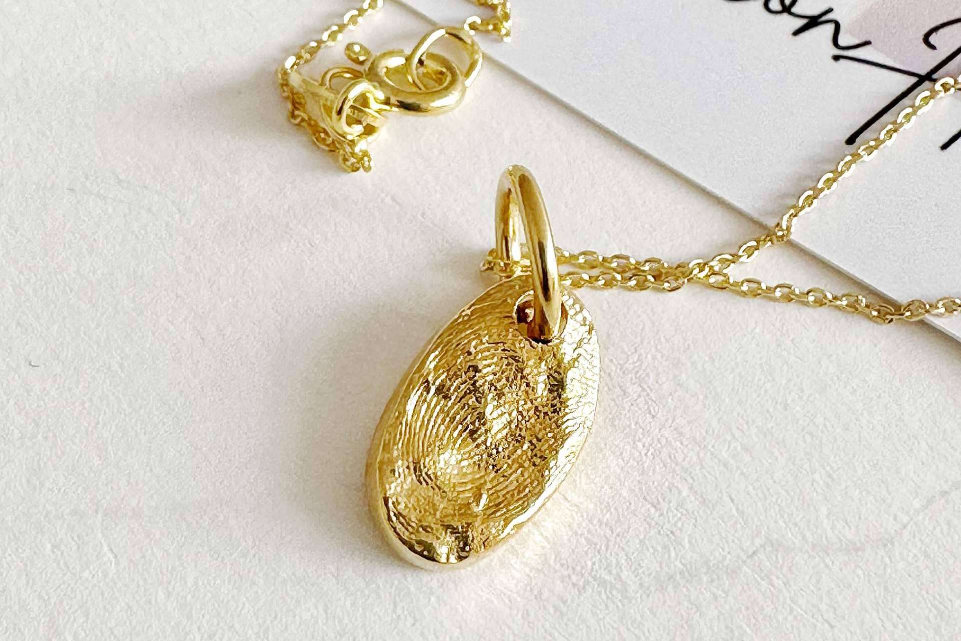 Dar un significado a los colgantes con el grabado de las huellas dactilares, con la marca de joyas Dejando Huellas