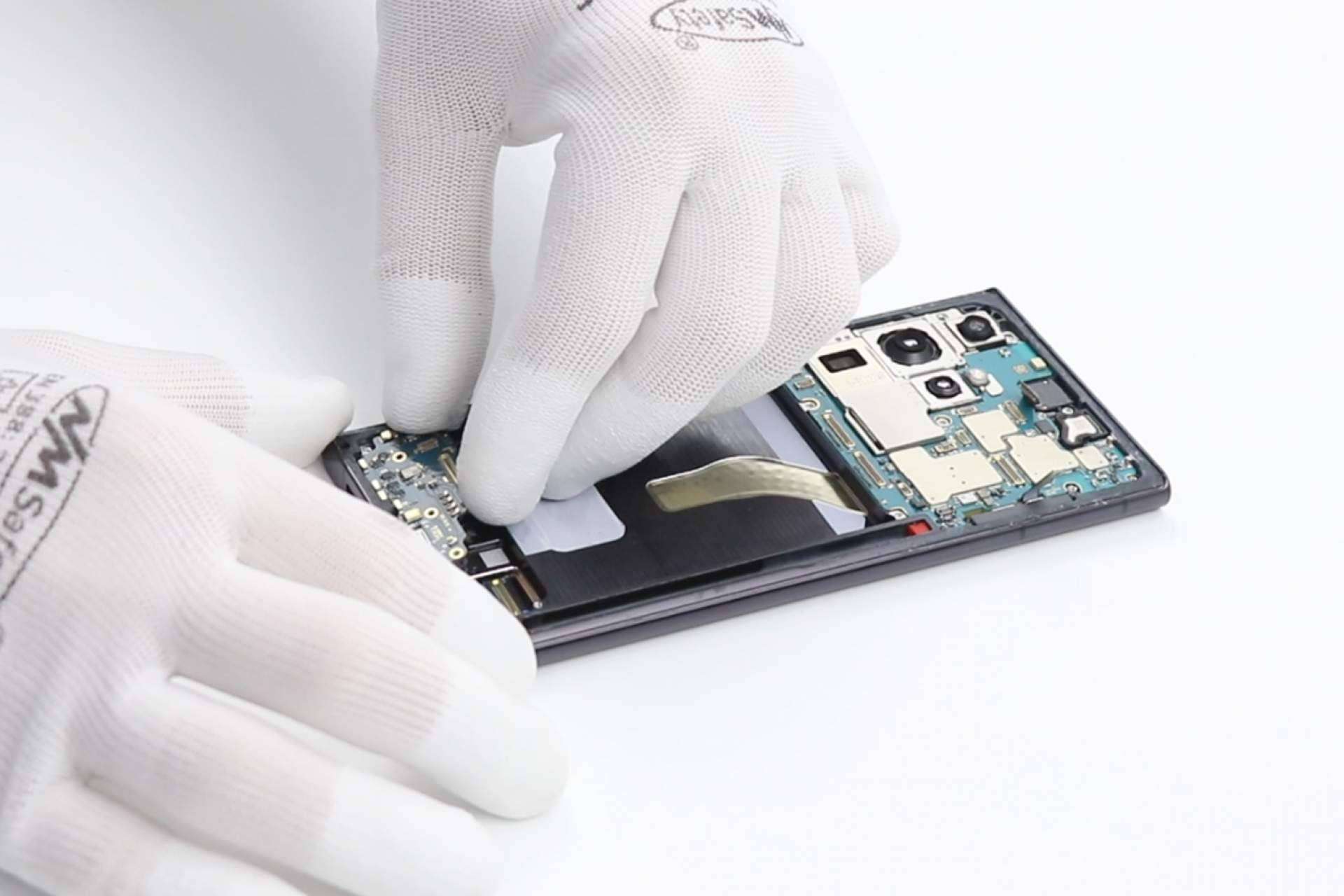 Un colaborador tecnológico que se encarga de reparación para empresas, BCNmóviles
