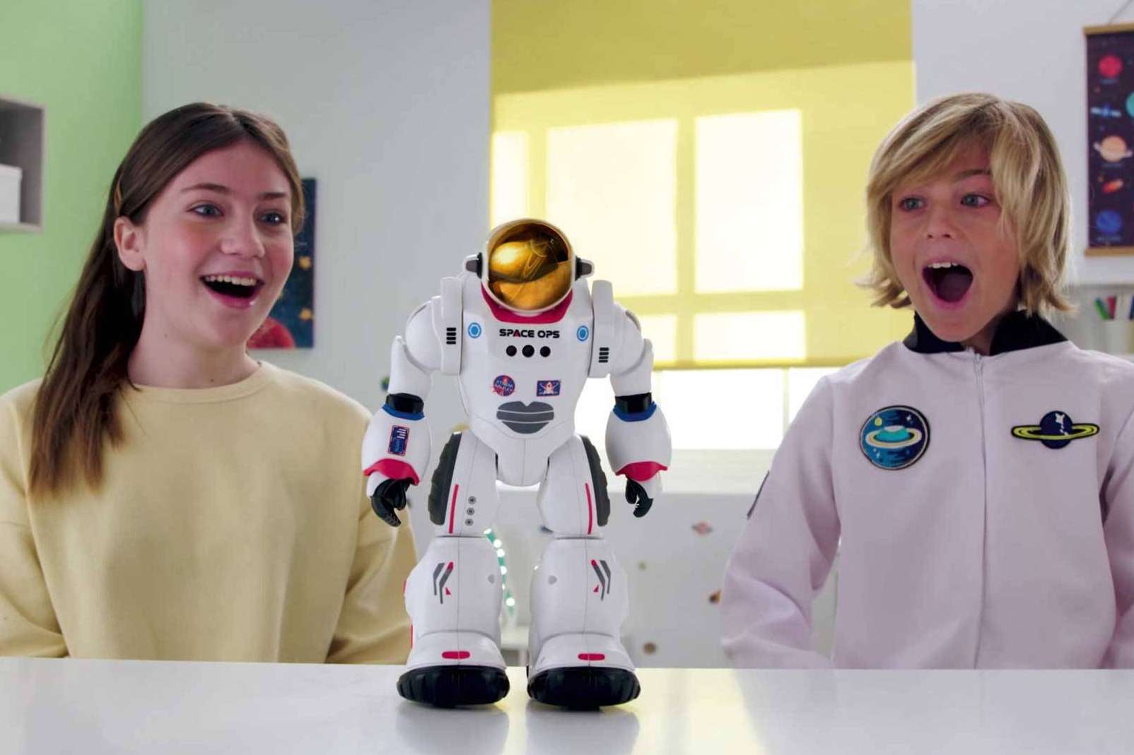 El robot Charlie El Astronauta para descubrir el universo
