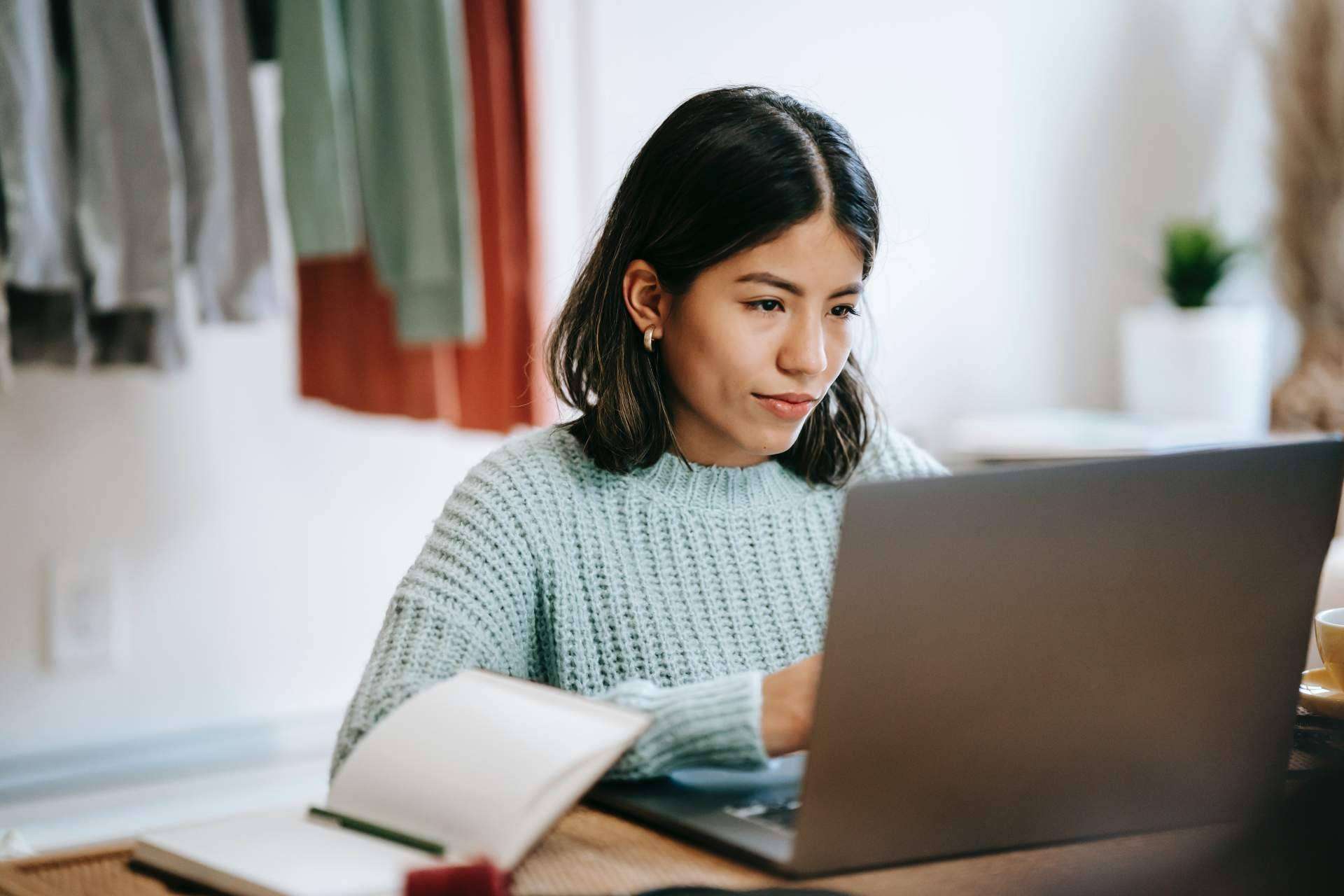 ENEB ofrece un máster online con clases en directo toda la semana