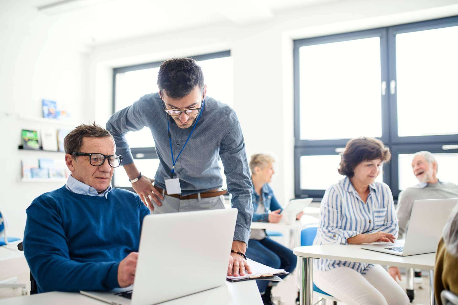 i2 formación dispone de cursos y talleres para ayudar a las personas mayores a salvar la brecha digital