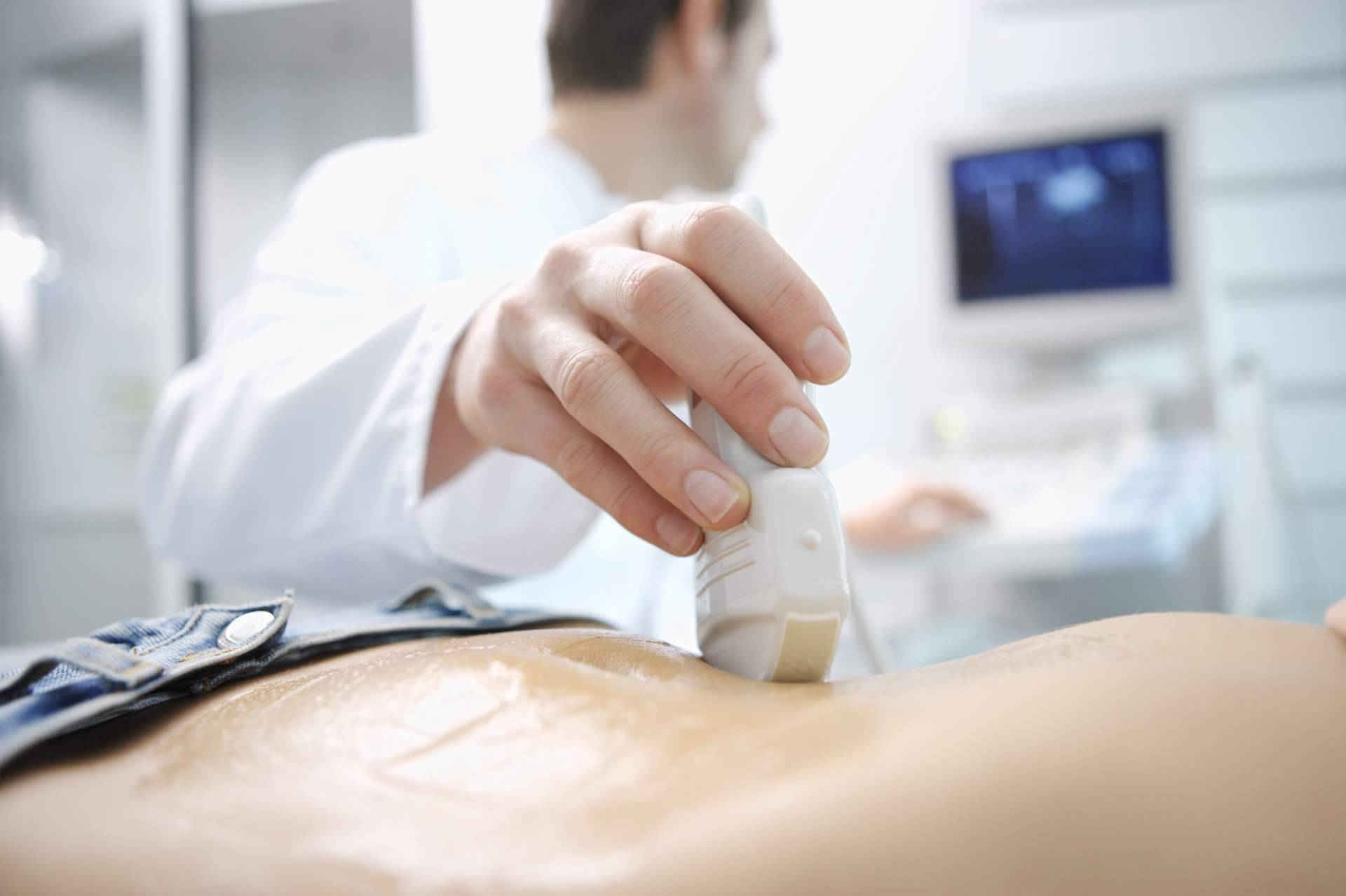 ¿Cuáles son las ventajas de utilizar los informes clínicos de Health Net Connections en hospitales?