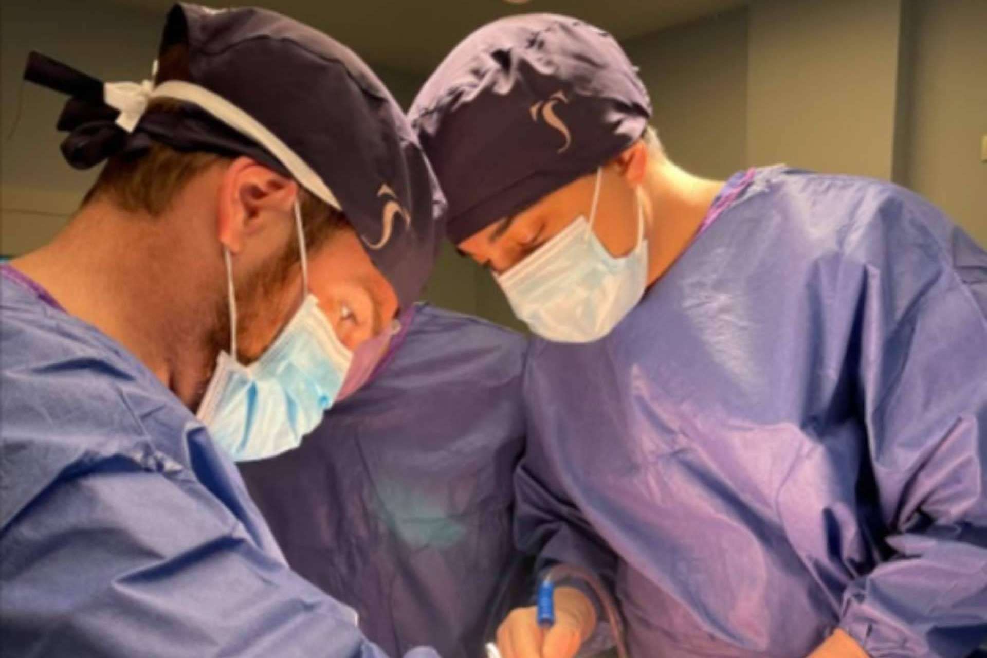 El éxito de la primera cirugía de prótesis de cadera bilateral en España mediante la técnica Directo Superior mínimamente invasivo, por el Doctor Soler