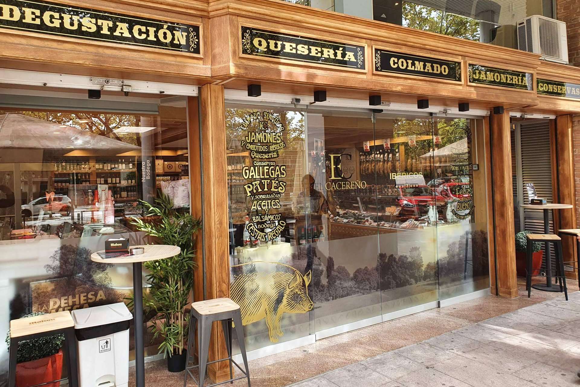 El Cacereño presenta la apertura de su primera jamonería, quesería y colmado con degustación