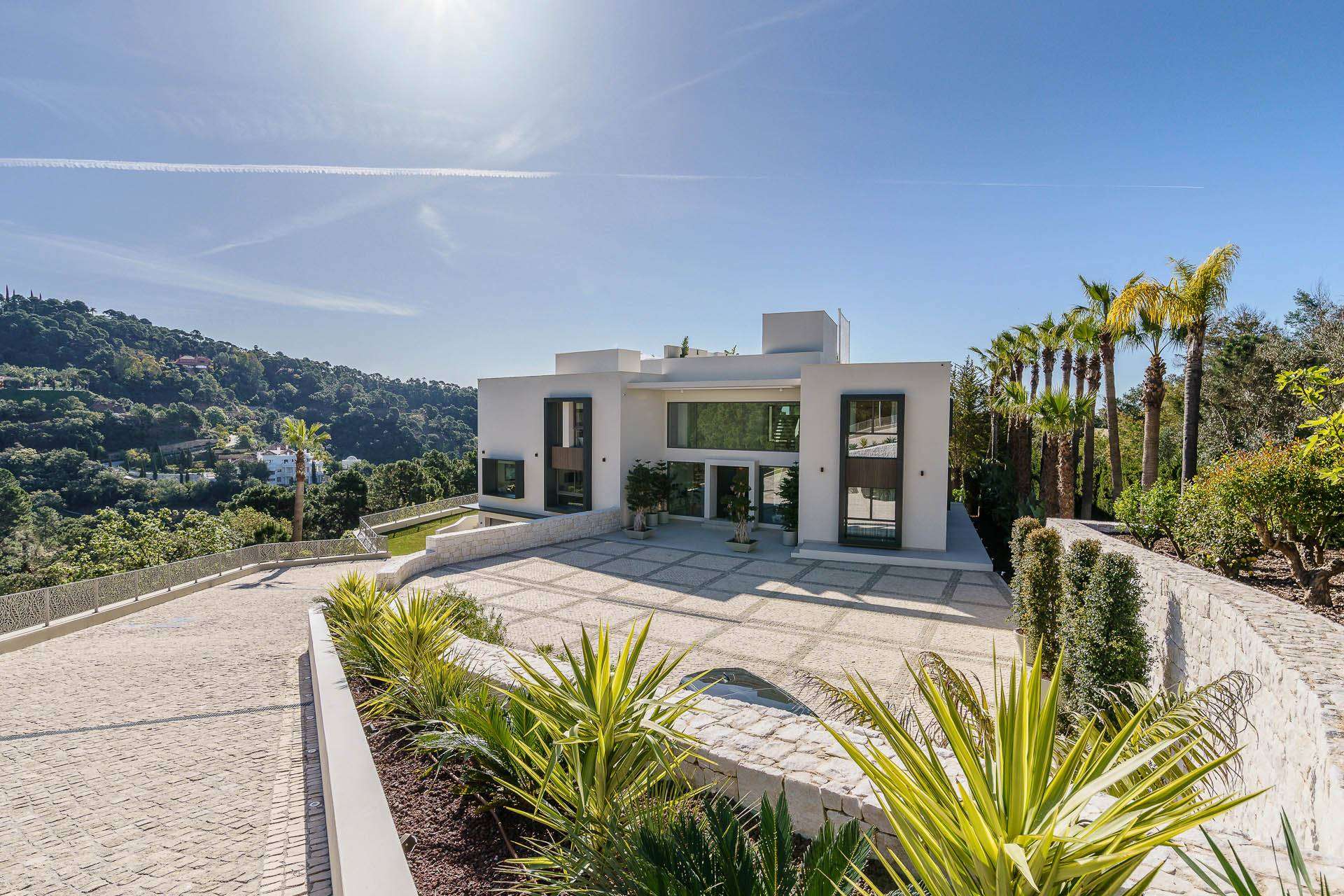 Zeuthen & Company muestra en su catálogo villas de lujo en uno de los complejos inmobiliarios más lujosos de Europa, La Zagaleta, Marbella