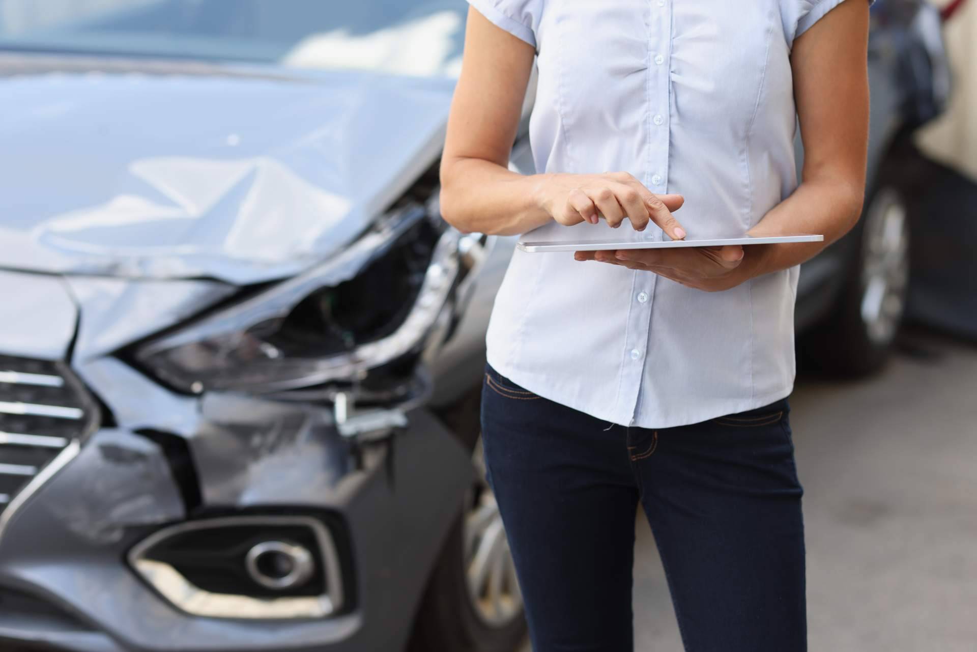 Descubrir el valor actual de un automóvil averiado, tasar un vehículo a través de Compramos Tu Siniestro