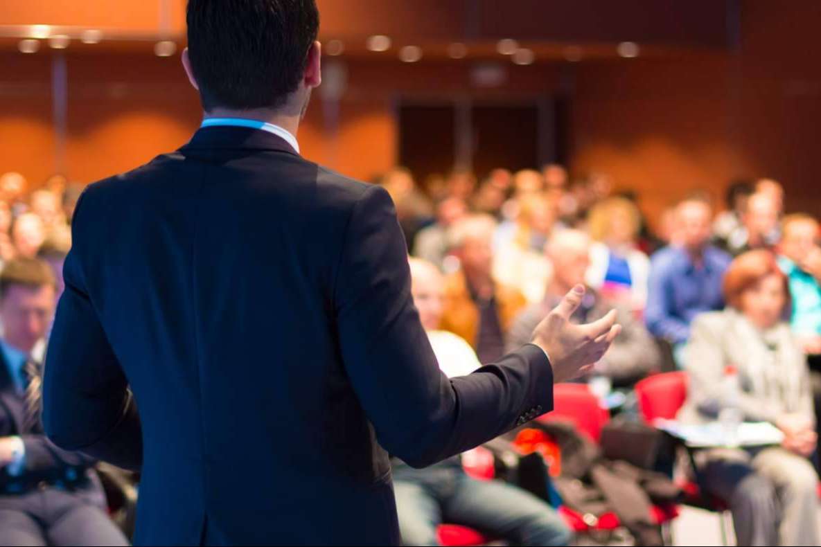 Hablar bien en público ayuda a aumentar el valor profesional