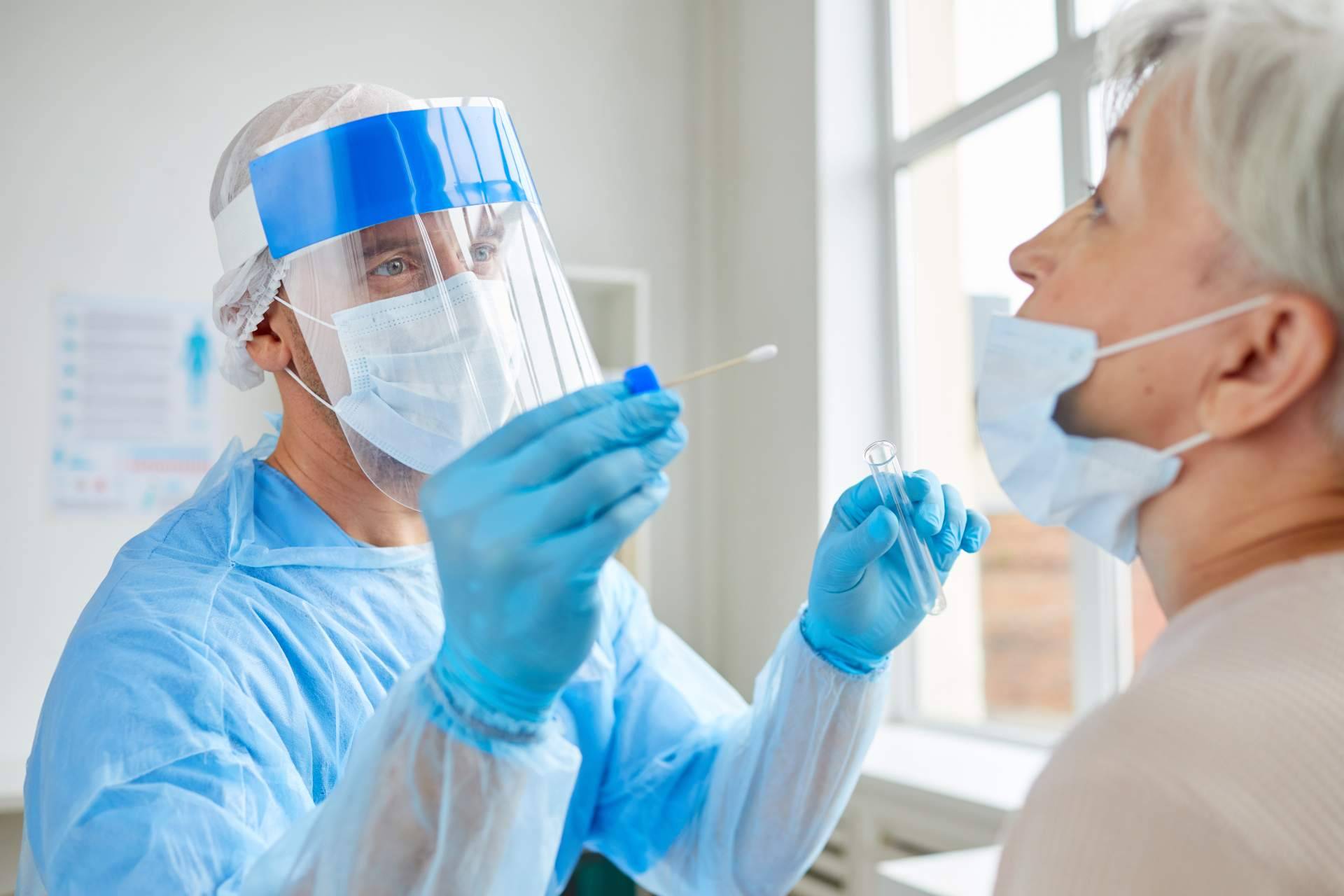 Test covid Madrid para estar tranquilo en las comidas y cenas con familiares, en Centro Médico Bravo