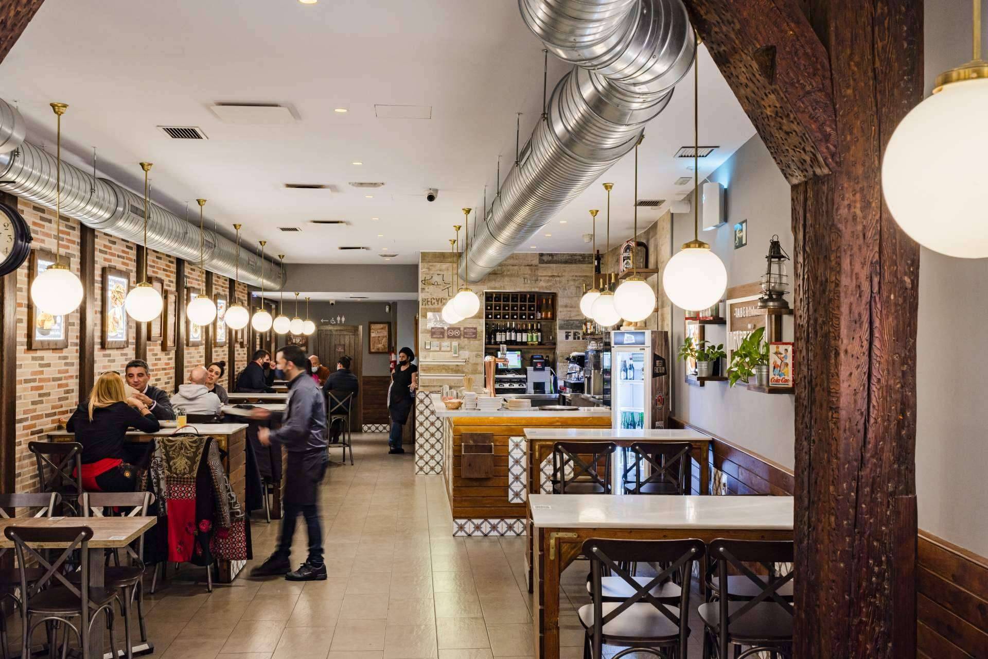 Disfrutar de la gastronomía típica de España en la Taberna La Española