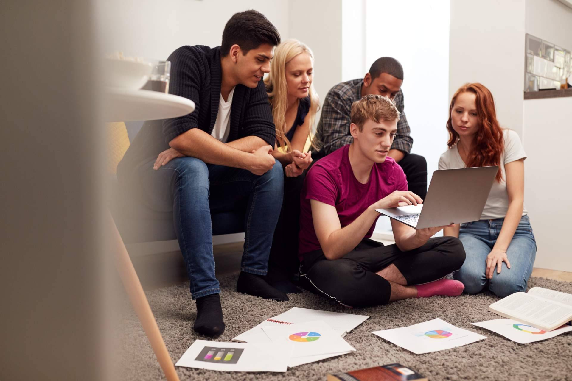 Alquilar una habitación en Valencia y Granada, algunas de las ciudades más populares entre los universitarios