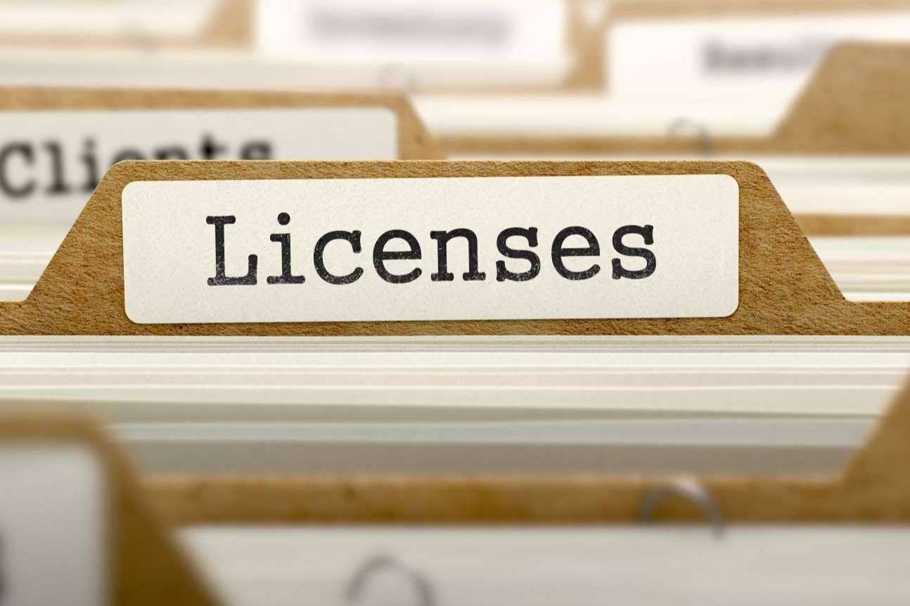 Licencias y autorizaciones para la emisión de garantías comerciales y financieras